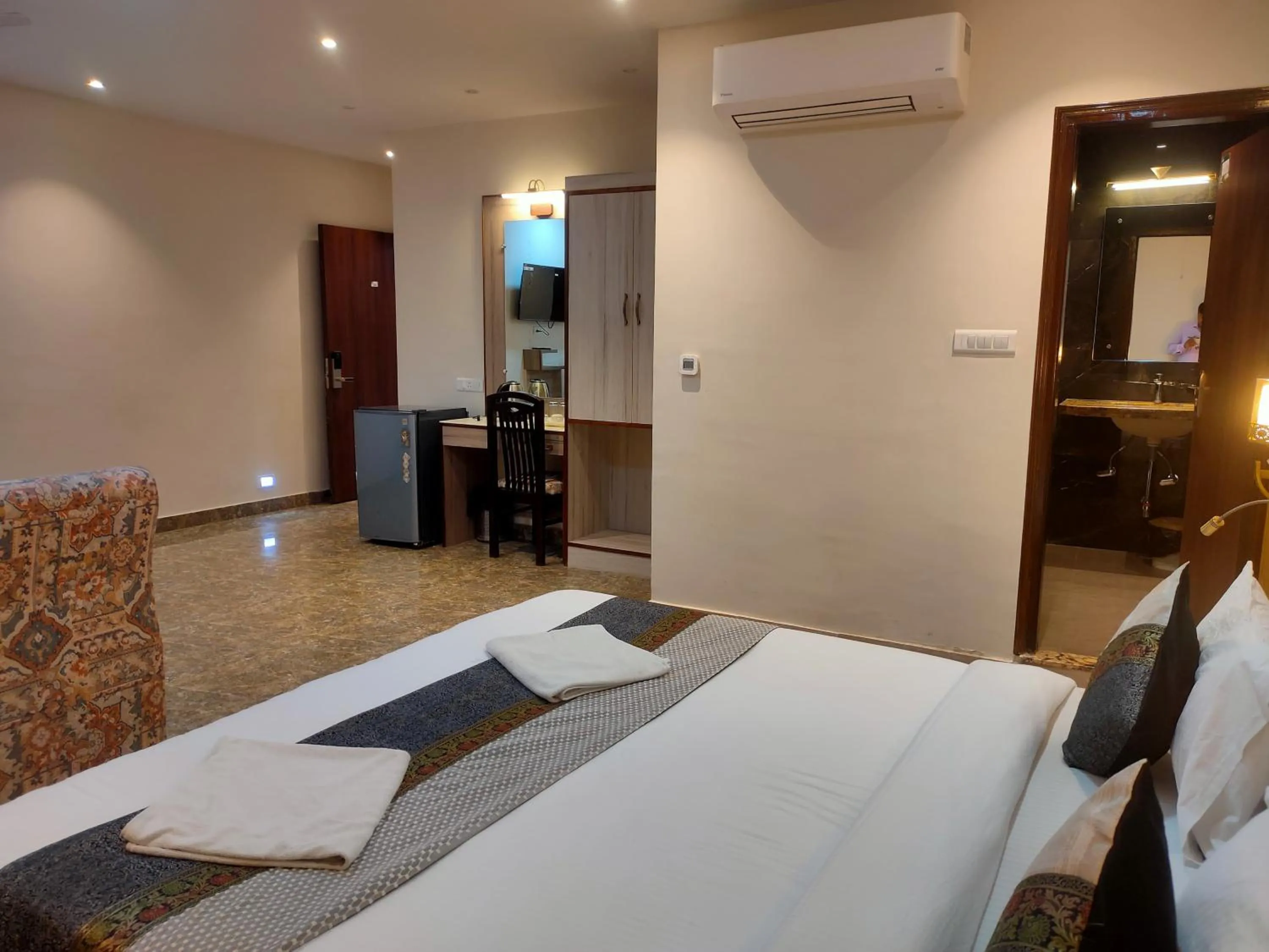 Bedroom, Bed in HVH Kashi Vishwanath - 400 meters from Kashi Vishwanath Temple & Ganga Aarti Ghat