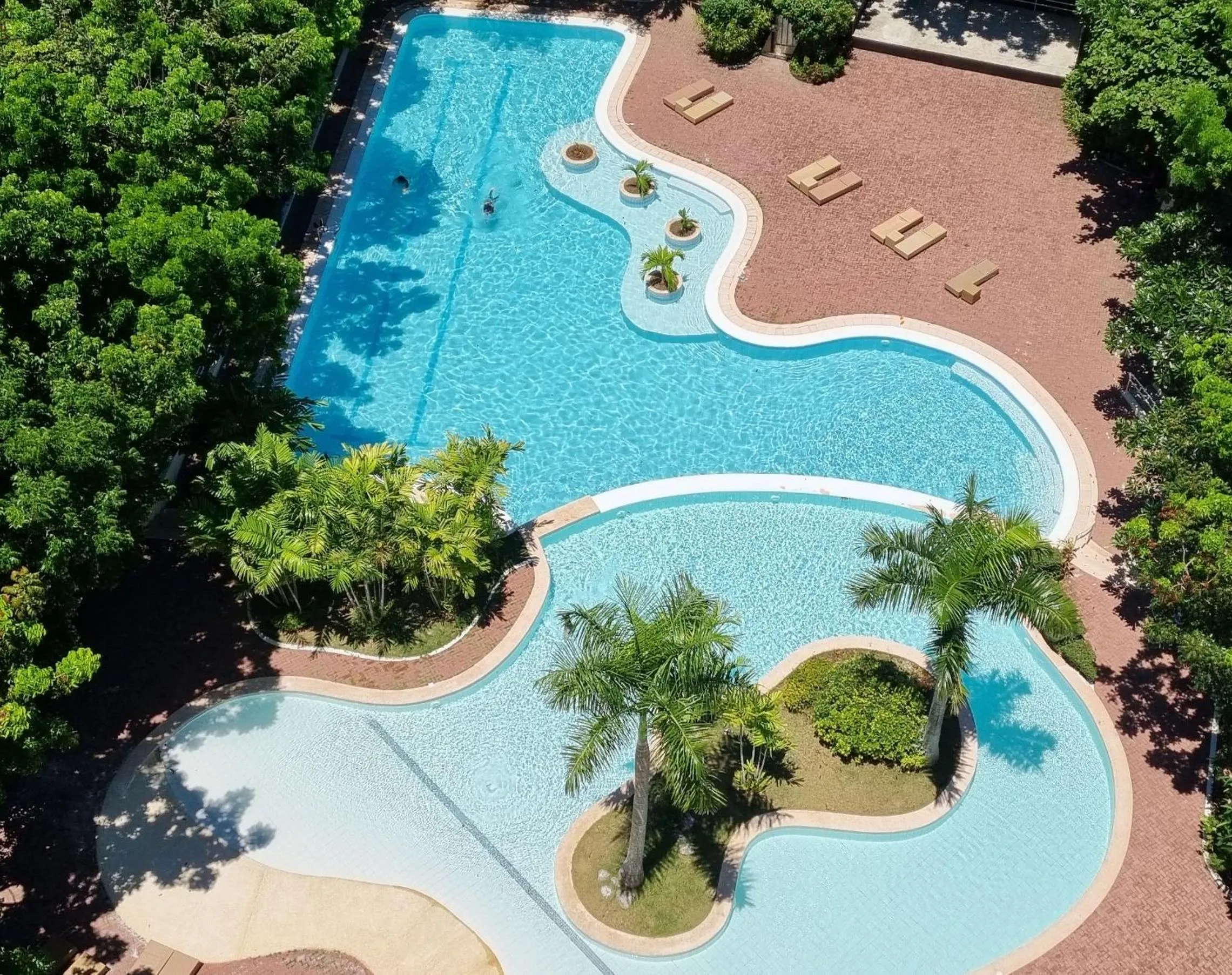 Swimming pool in La Mirada Residences