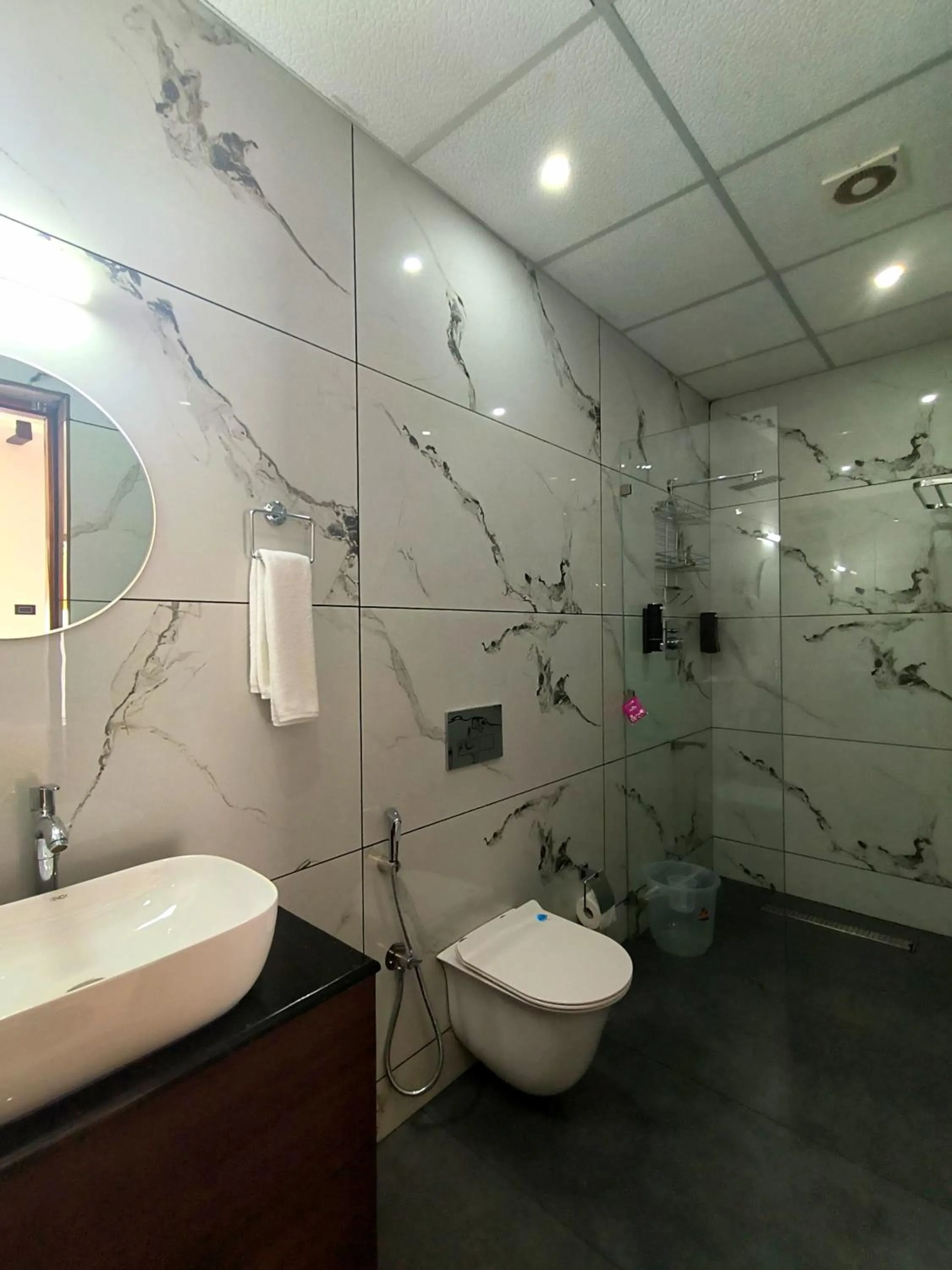 Shower in Wavealokam Beach Retreat