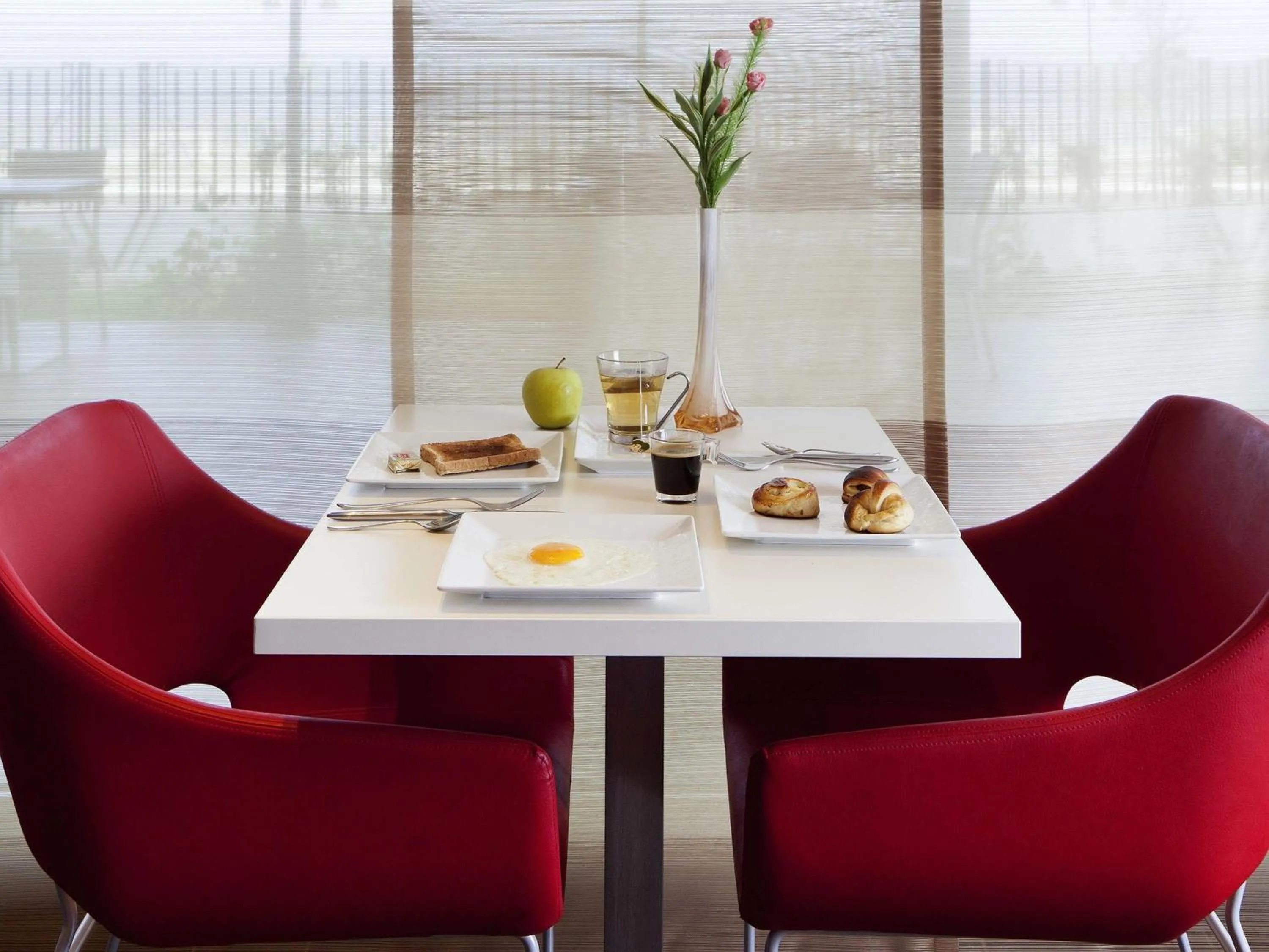 Restaurant/places to eat in Ibis Bata