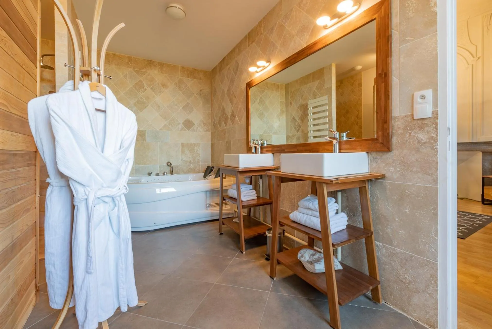 Bathroom, Bed in Le Castel Pierre - 7ch&7sdb avec clim, piscine XL, salle fitness et sauna pour 18 personnes