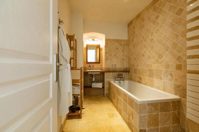 Bathroom in Le Castel Pierre - 7ch&7sdb avec clim, piscine XL, salle fitness et sauna pour 18 personnes