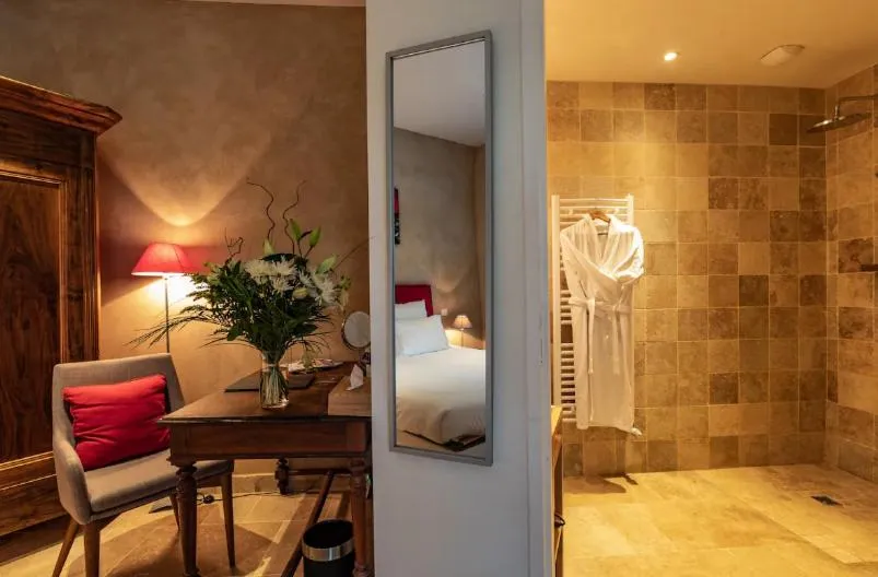Bathroom, Bed in Le Castel Pierre - 7ch&7sdb avec clim, piscine XL, salle fitness et sauna pour 18 personnes
