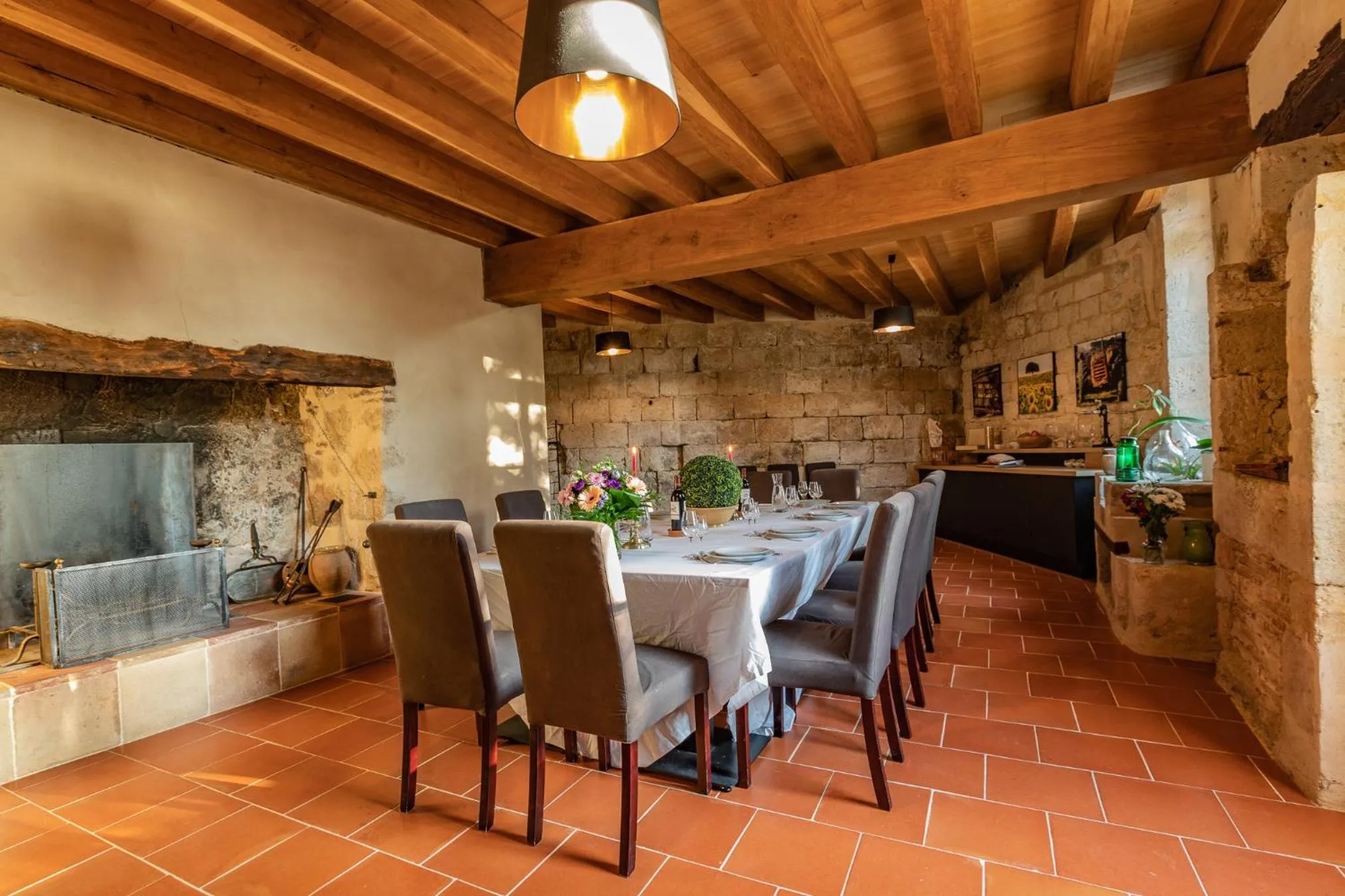 Dining area in Le Castel Pierre - 7ch&7sdb avec clim, piscine XL, salle fitness et sauna pour 18 personnes