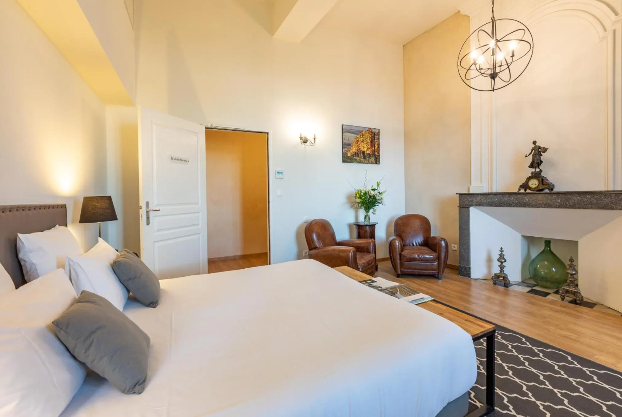 Bed in Le Castel Pierre - 7ch&7sdb avec clim, piscine XL, salle fitness et sauna pour 18 personnes