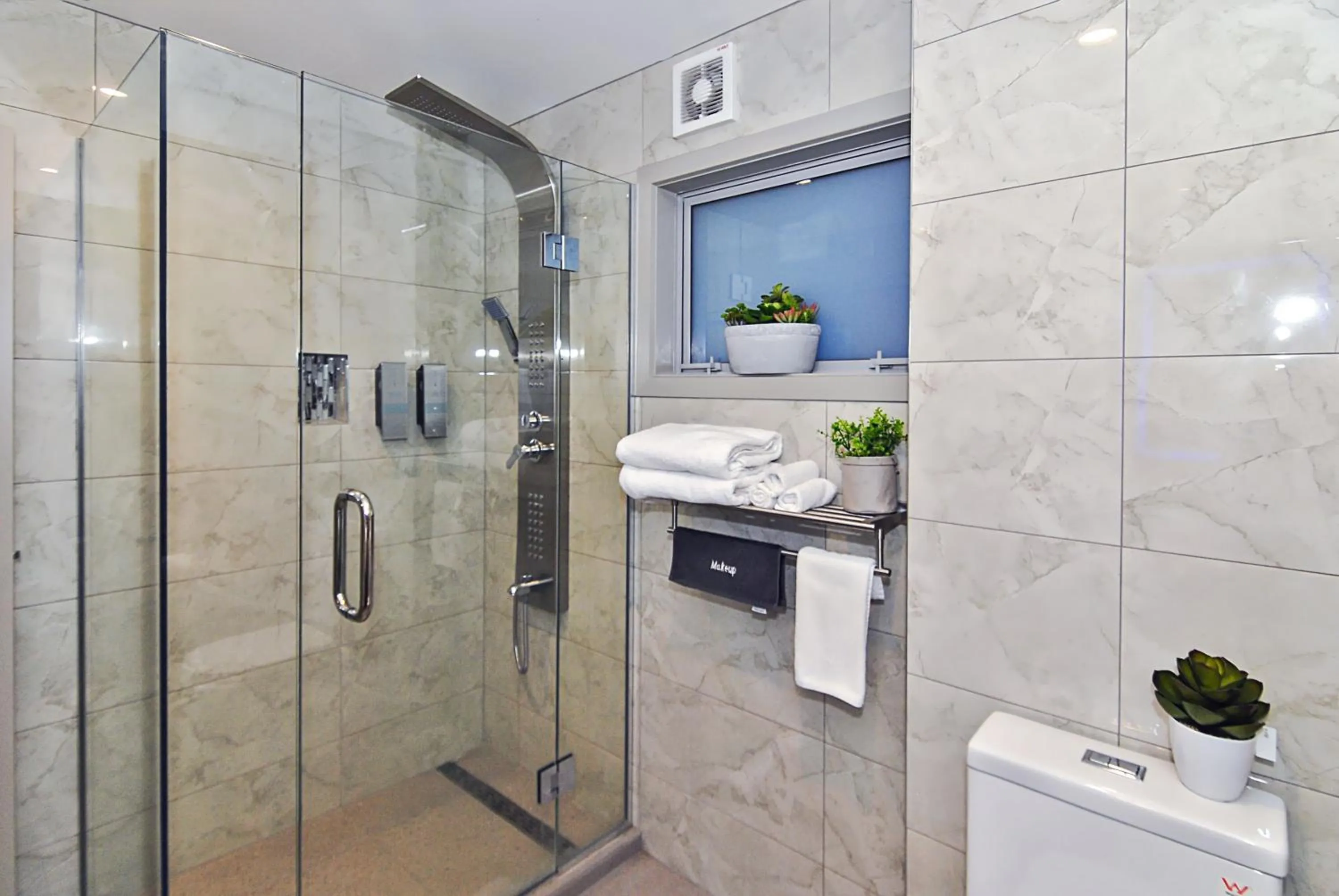 Shower in Newlands Court Motel