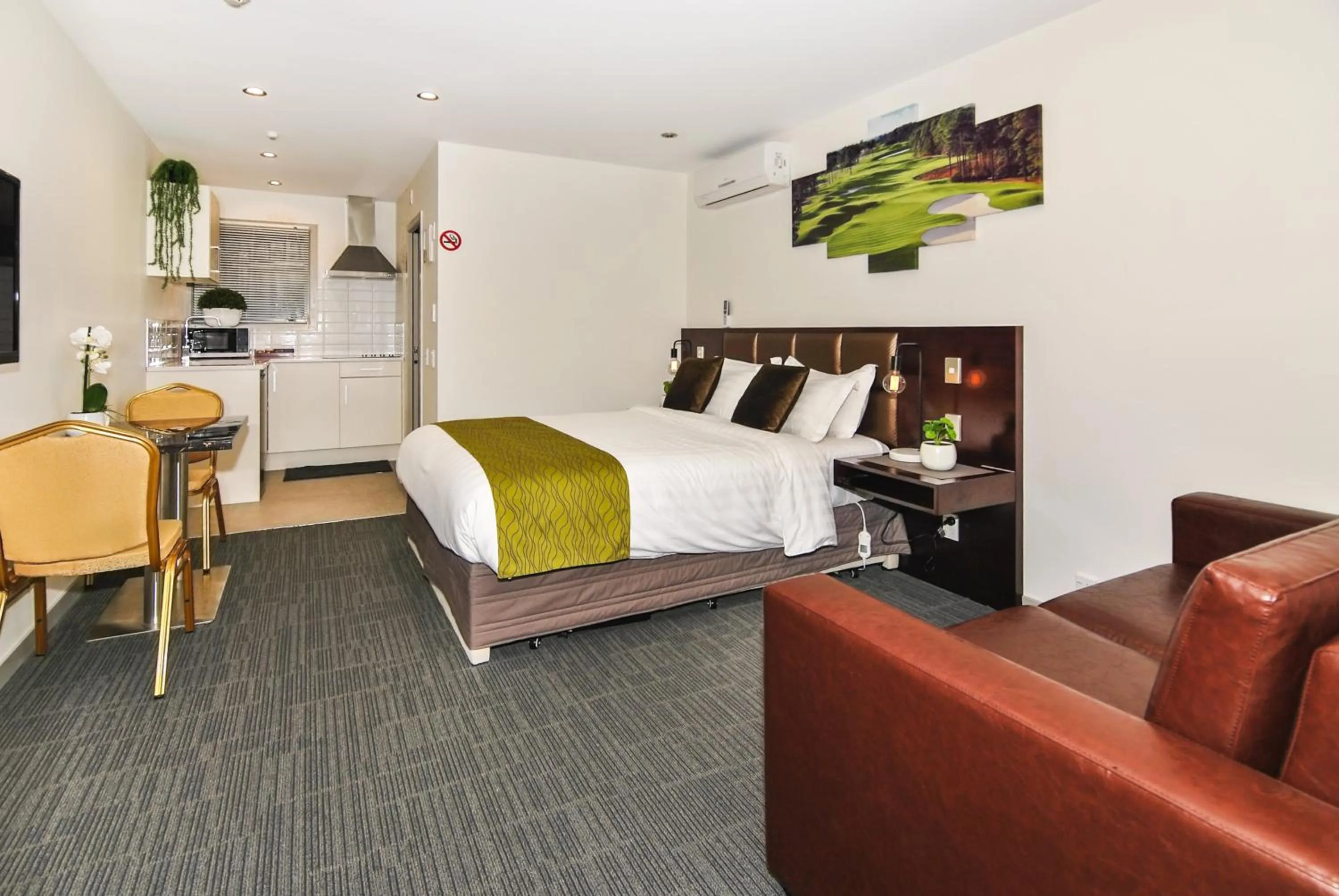 Bedroom, Bed in Newlands Court Motel