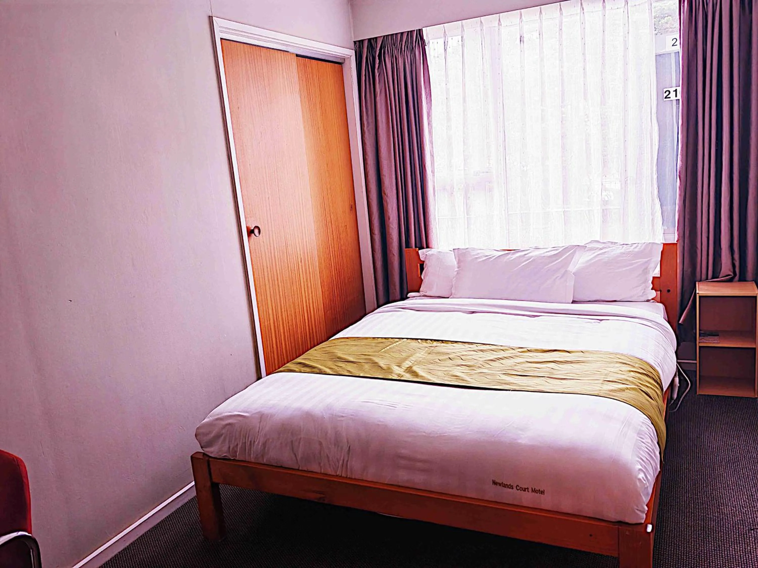 Bedroom, Bed in Newlands Court Motel