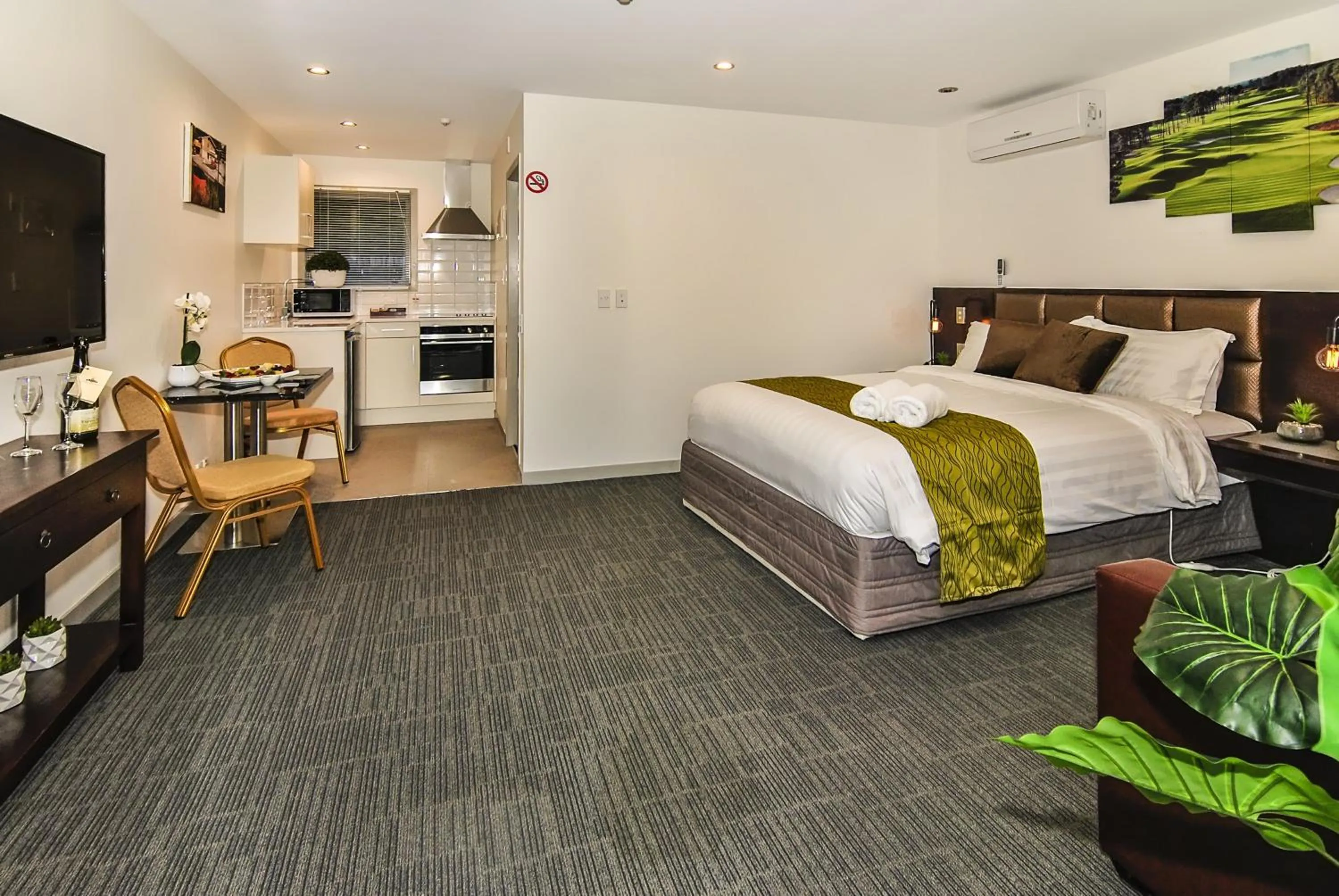 Bed in Newlands Court Motel