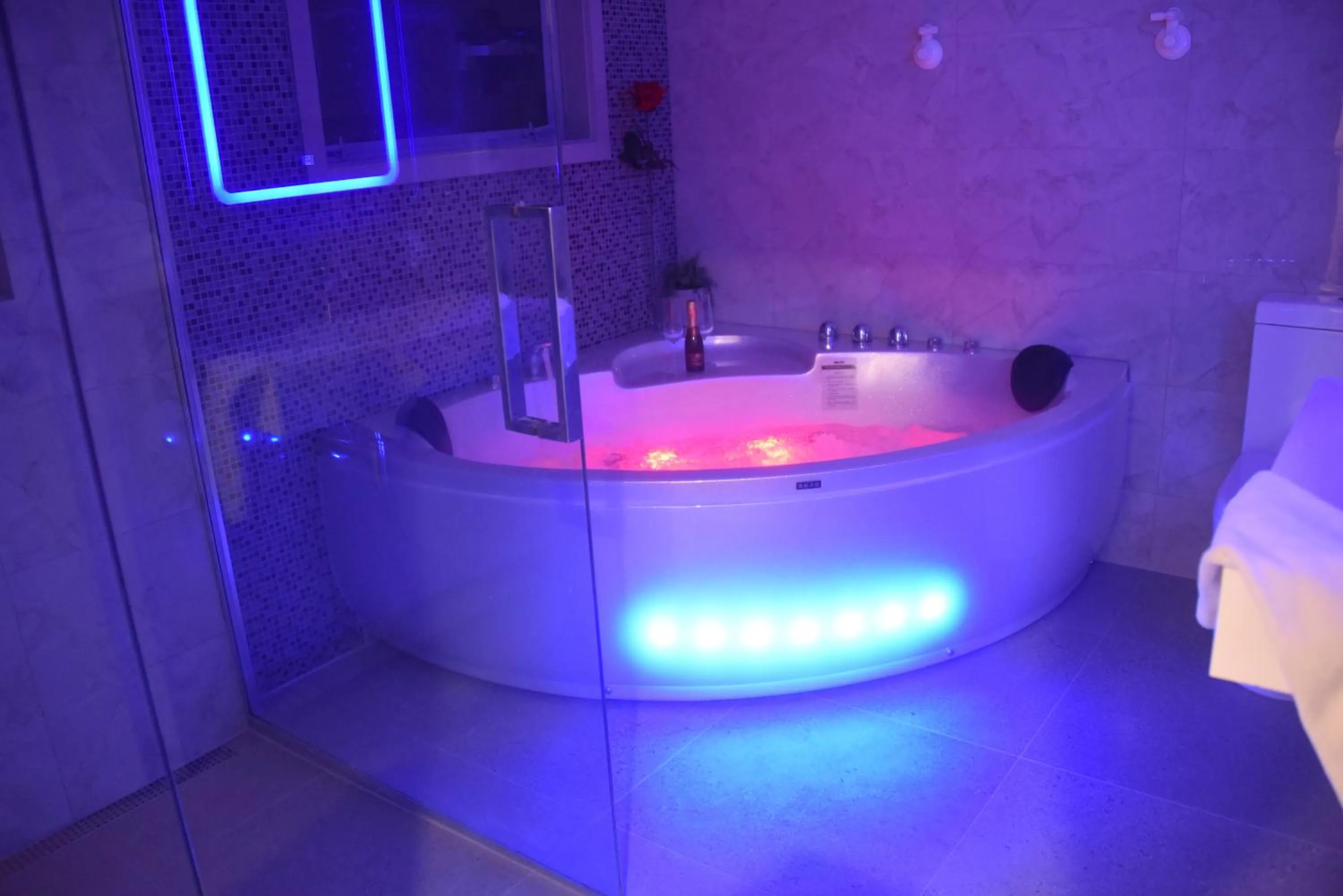 Hot Tub in Newlands Court Motel