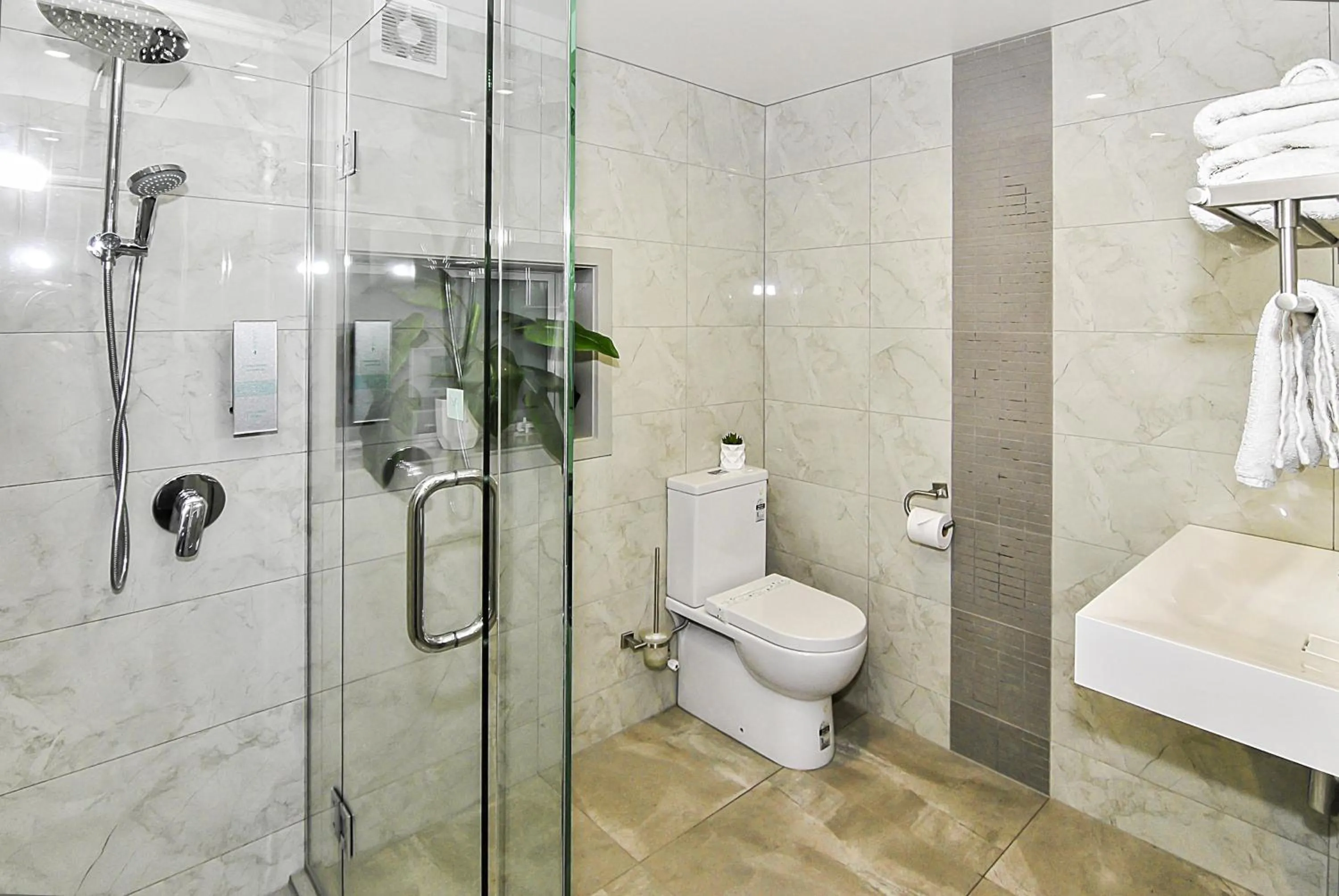 Shower in Newlands Court Motel