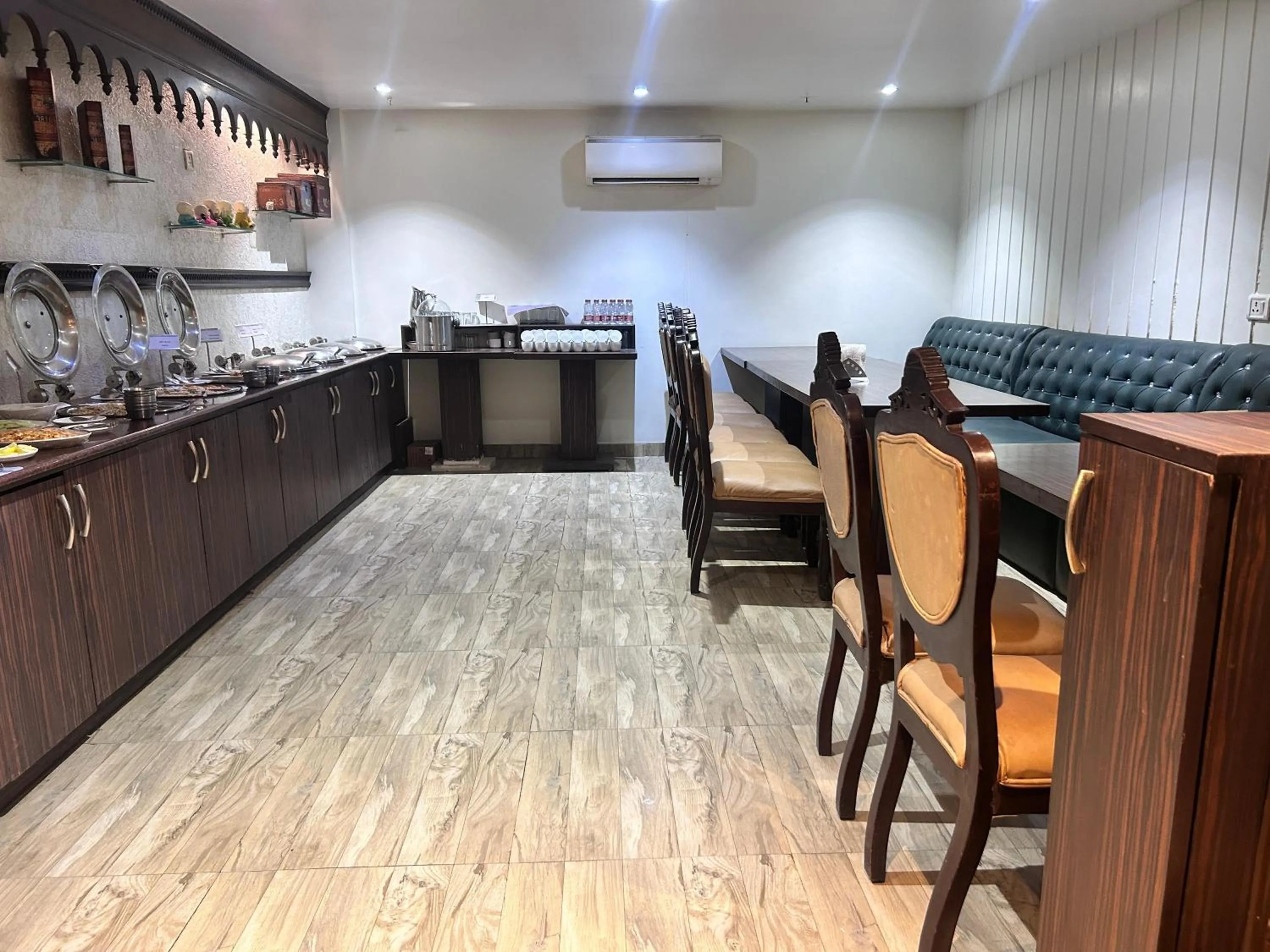 Restaurant/places to eat in HotelMaple Ridge