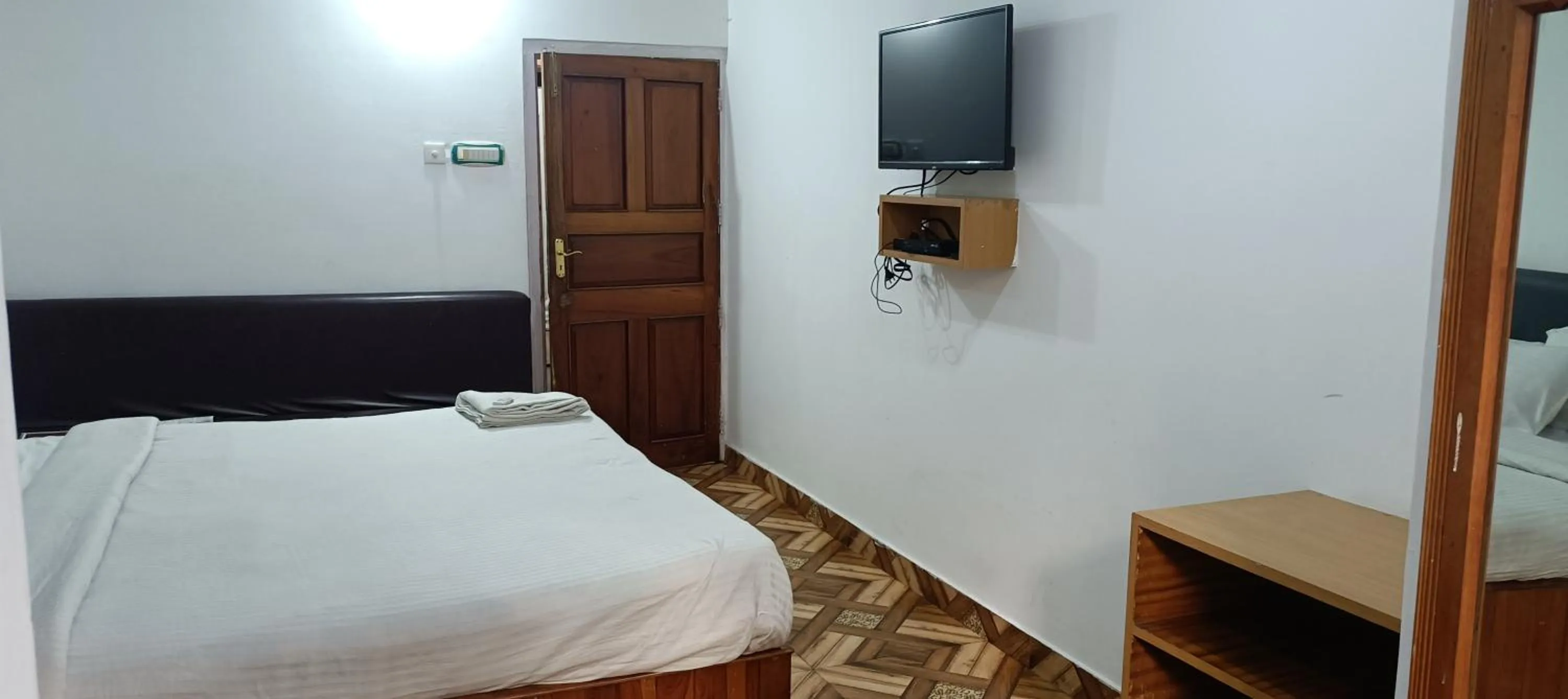 Communal lounge/ TV room, Bed in Hotel Assembly