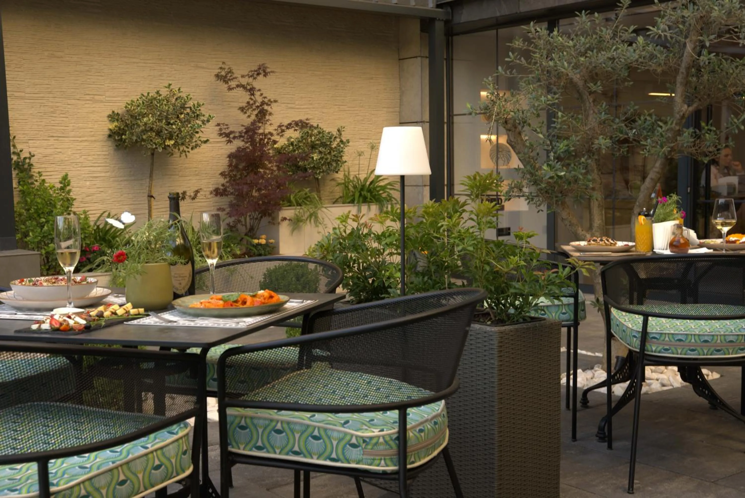 Lounge or bar in Ruby Hotel Prishtina