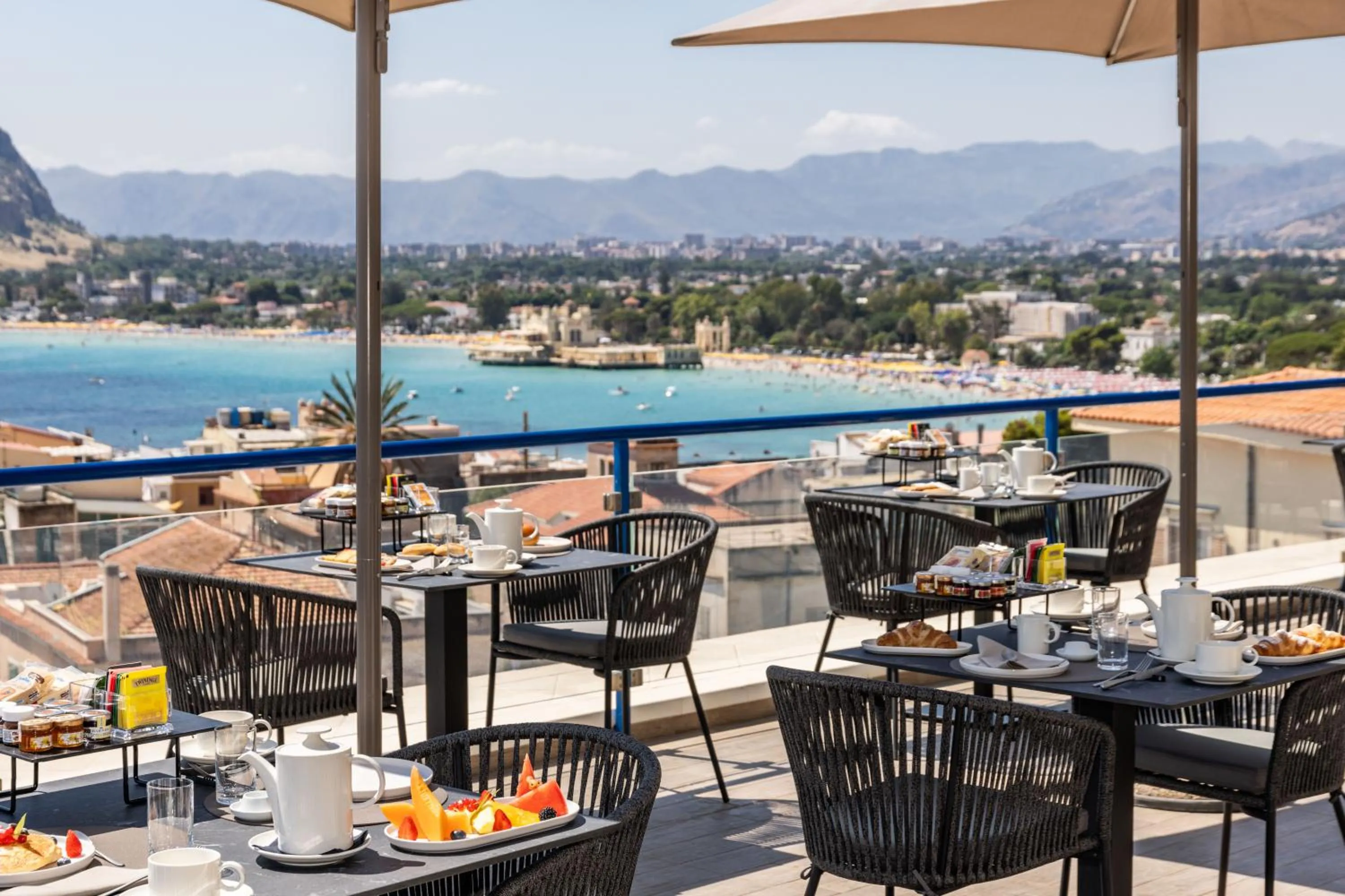 Restaurant/places to eat in Mondello Glam Hotel & Terrace