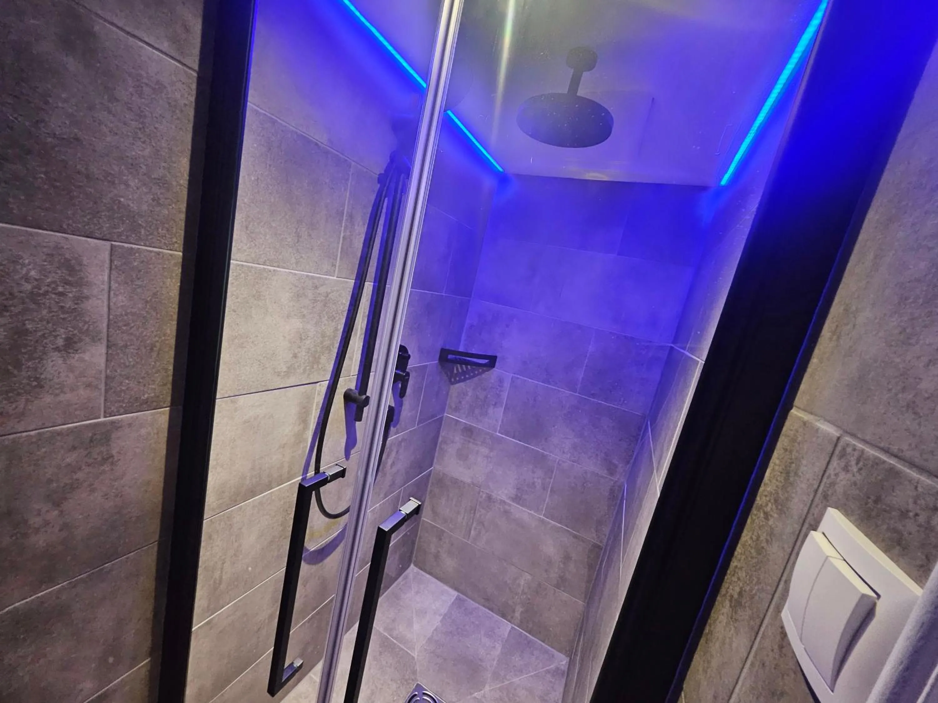 Shower in No1 - Flo's Rooms & Breakfast