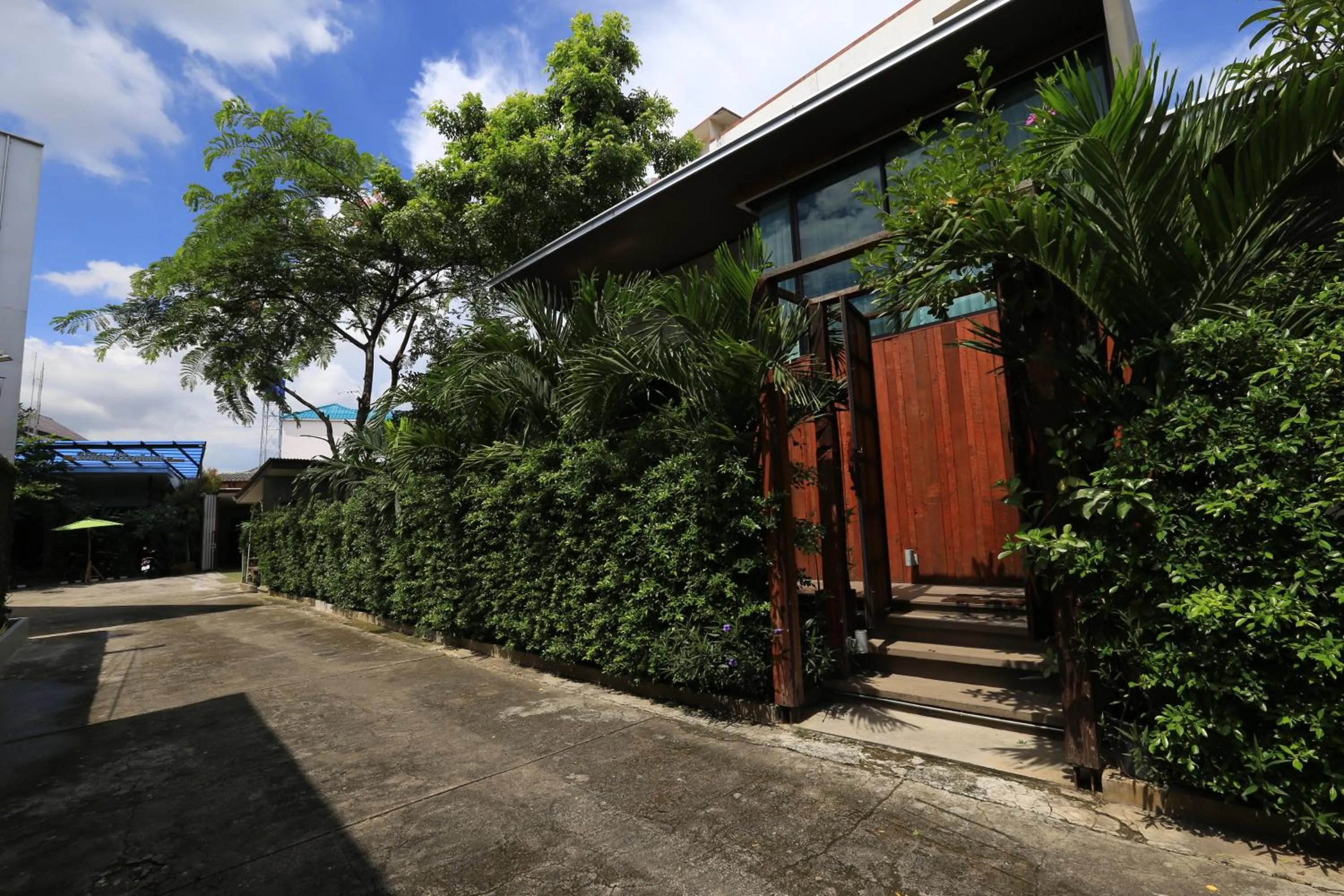 Facade/entrance in The White Elephant Home