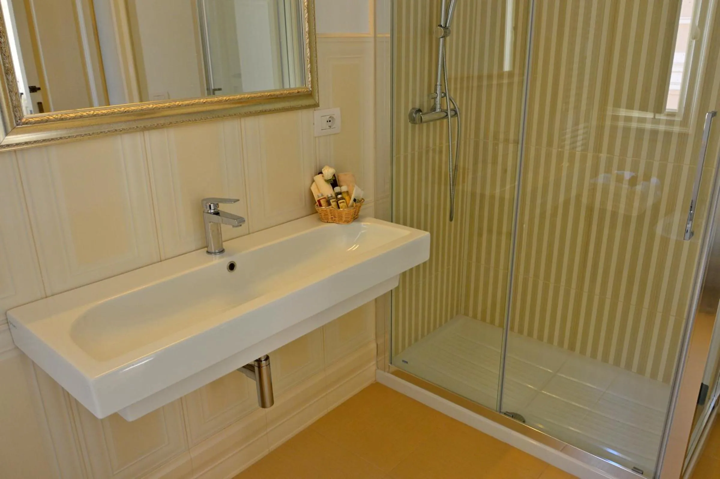 Shower in Palazzo Vallebona