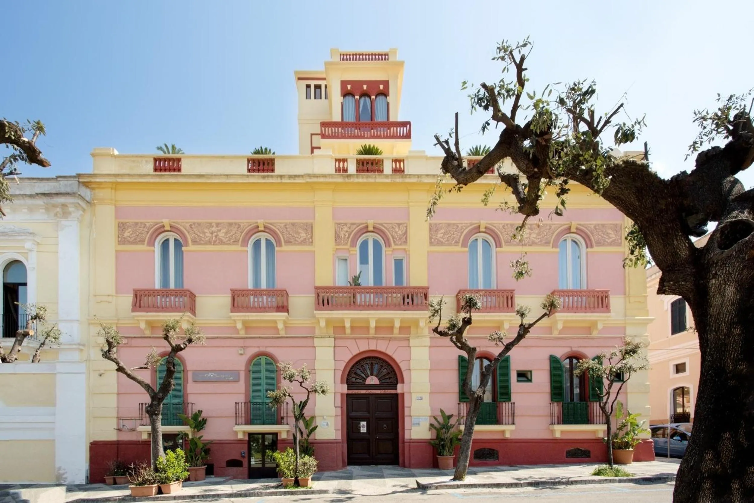 Facade/entrance in Palazzo Vallebona