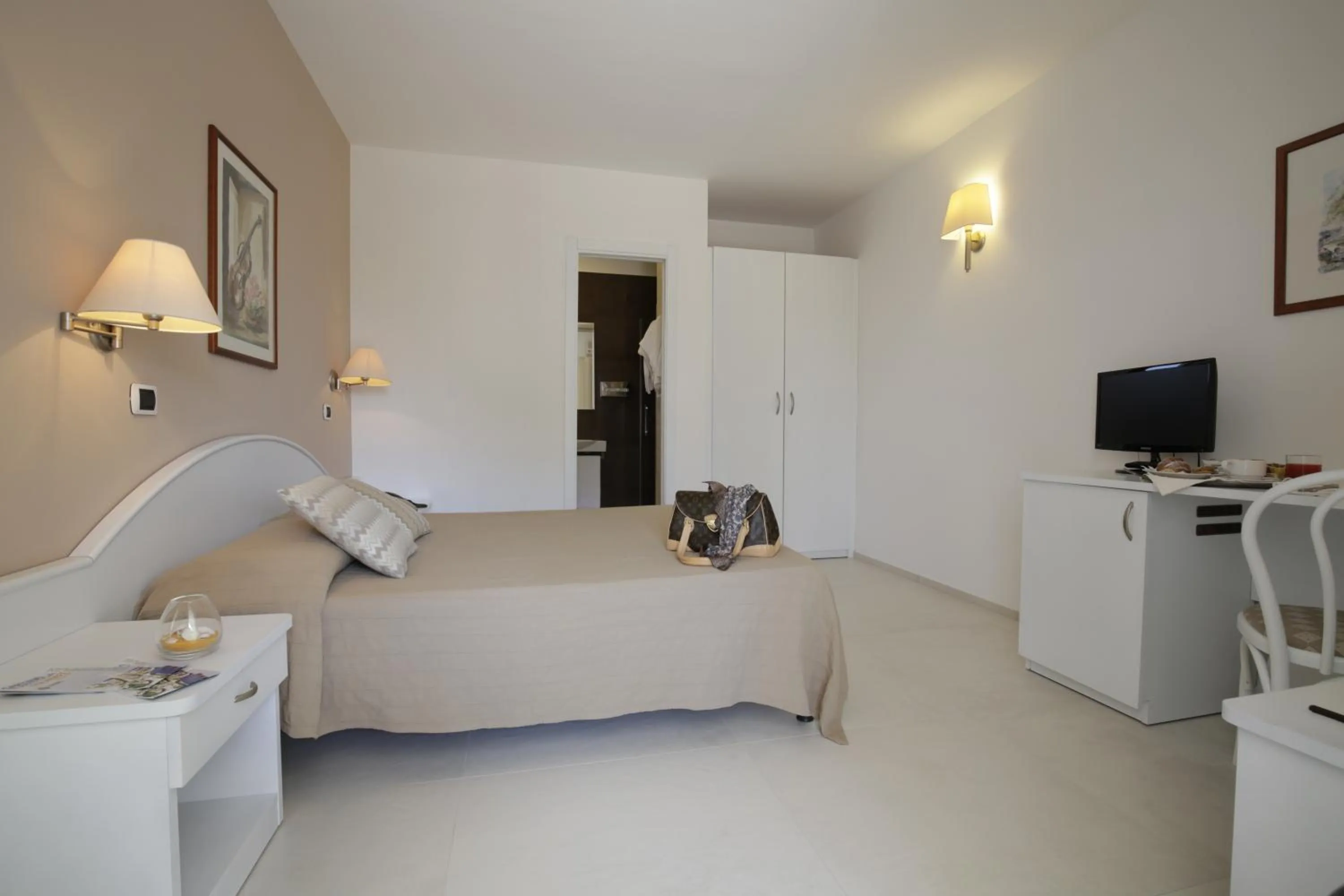 Bedroom, Bed in Garden Hotel Ripa