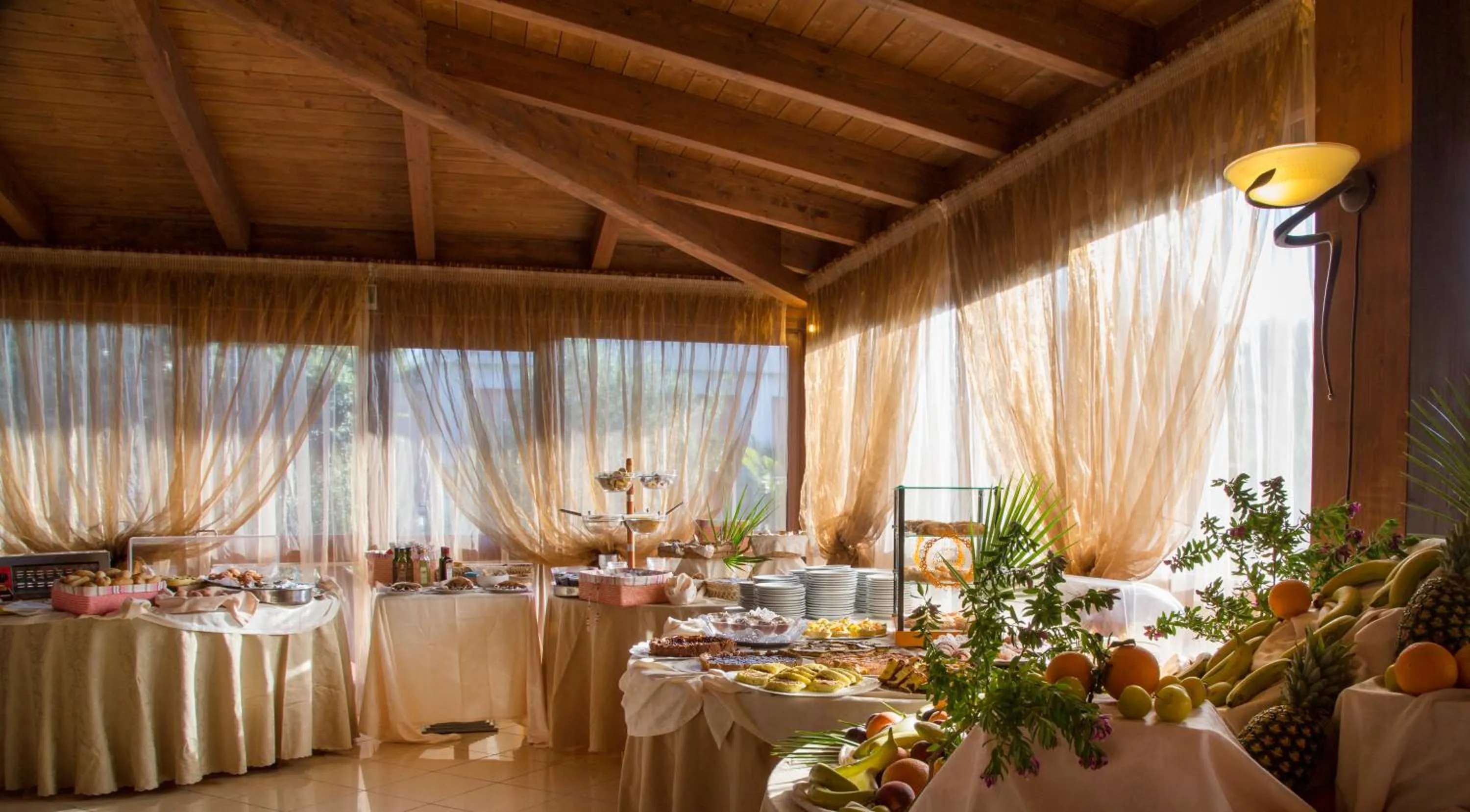 Restaurant/places to eat in Garden Hotel Ripa