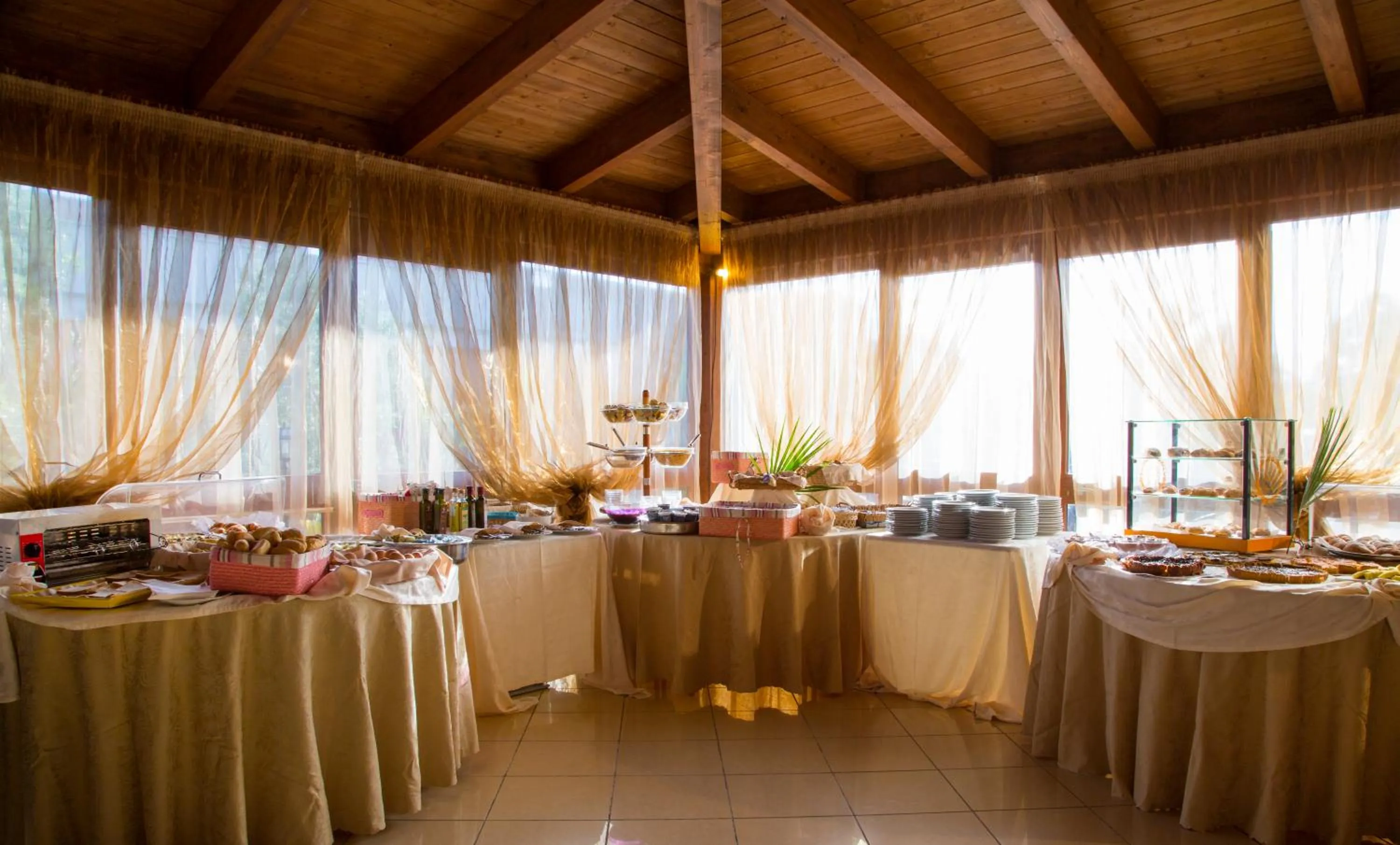 Restaurant/places to eat in Garden Hotel Ripa