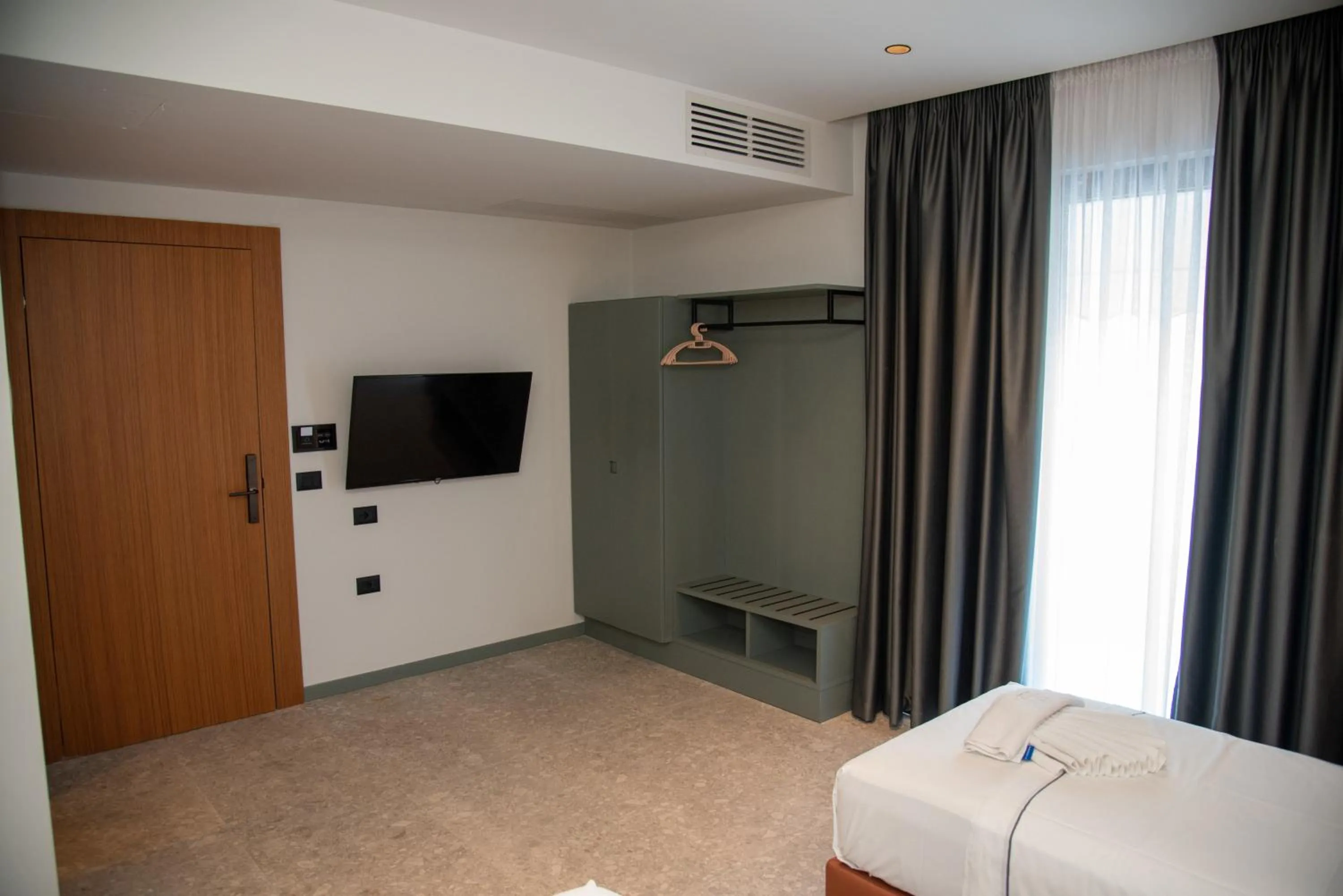 Communal lounge/ TV room, Bed in Adria Palace