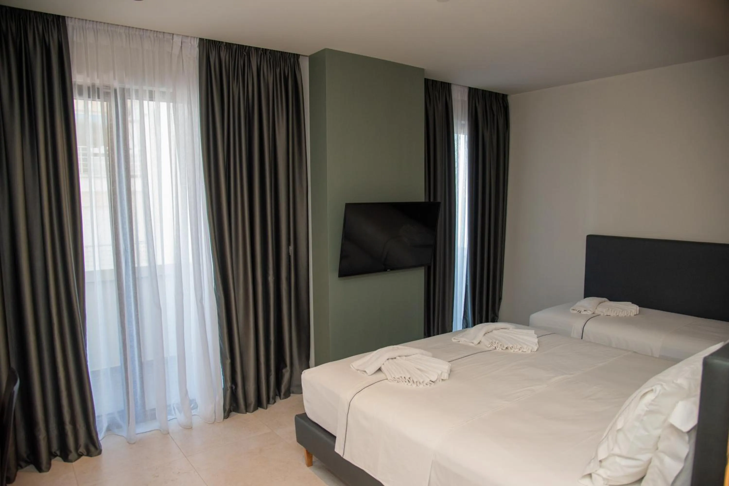 Communal lounge/ TV room, Bed in Adria Palace