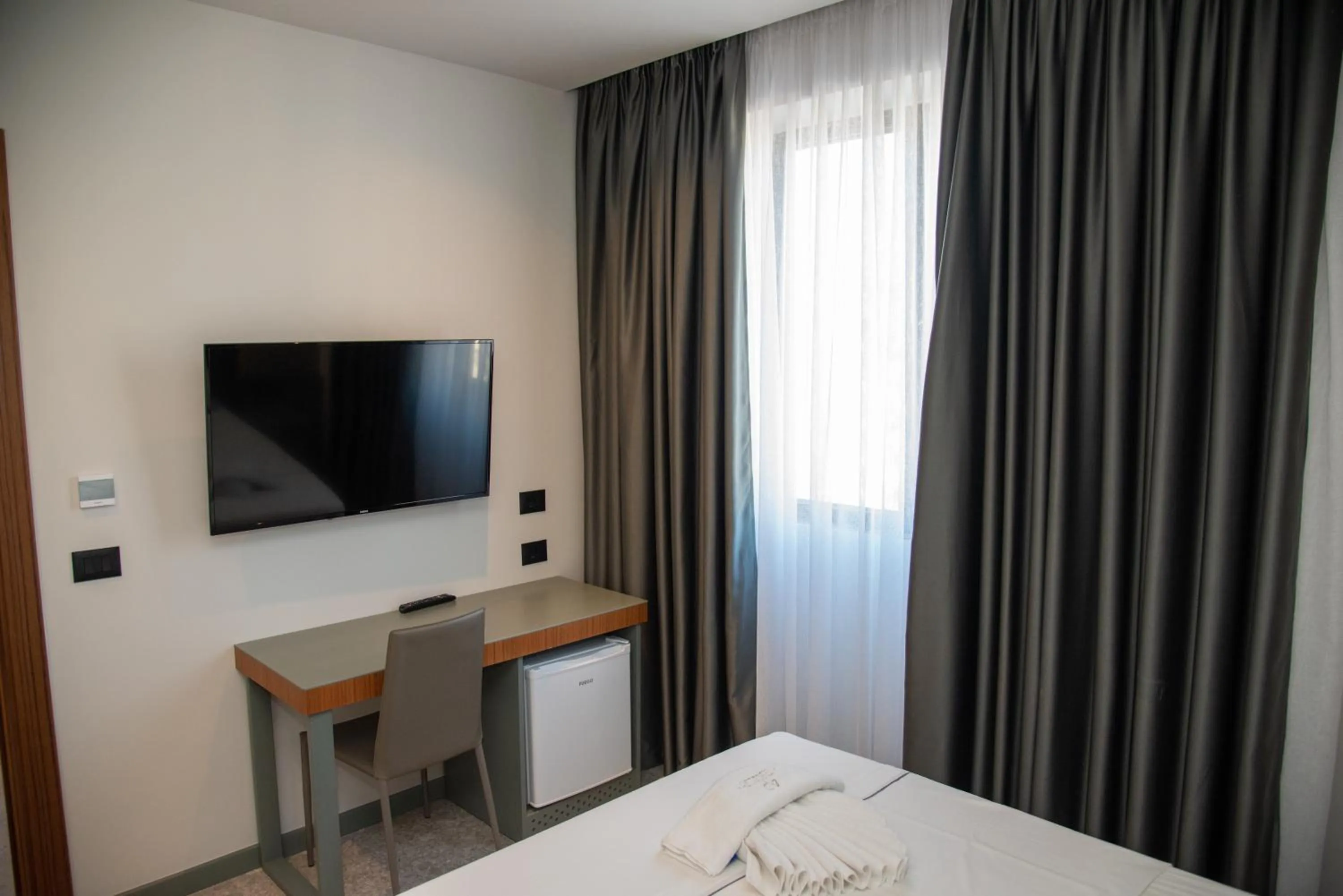 Communal lounge/ TV room, Bed in Adria Palace