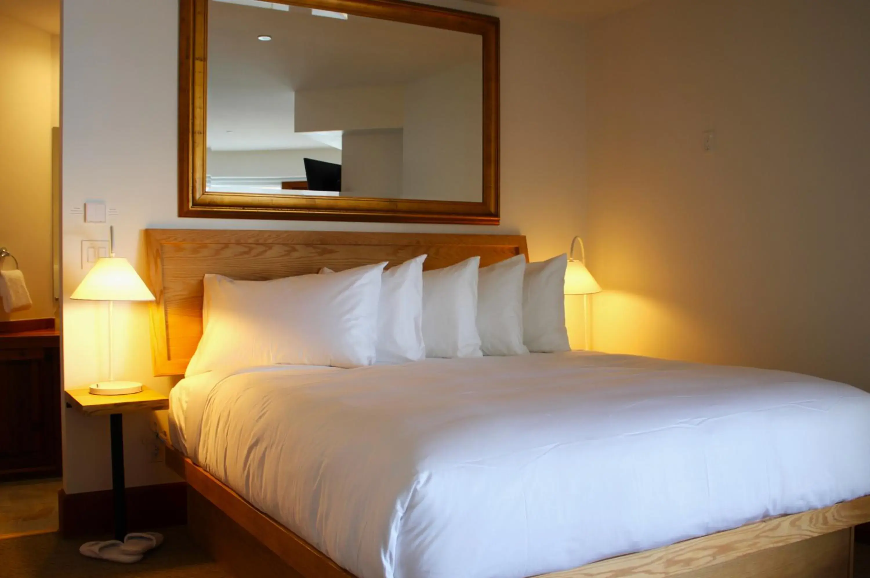 Deluxe Suite with Sea View in Sooke Harbour House Deluxe Suite with Sea View in Sooke Harbour House