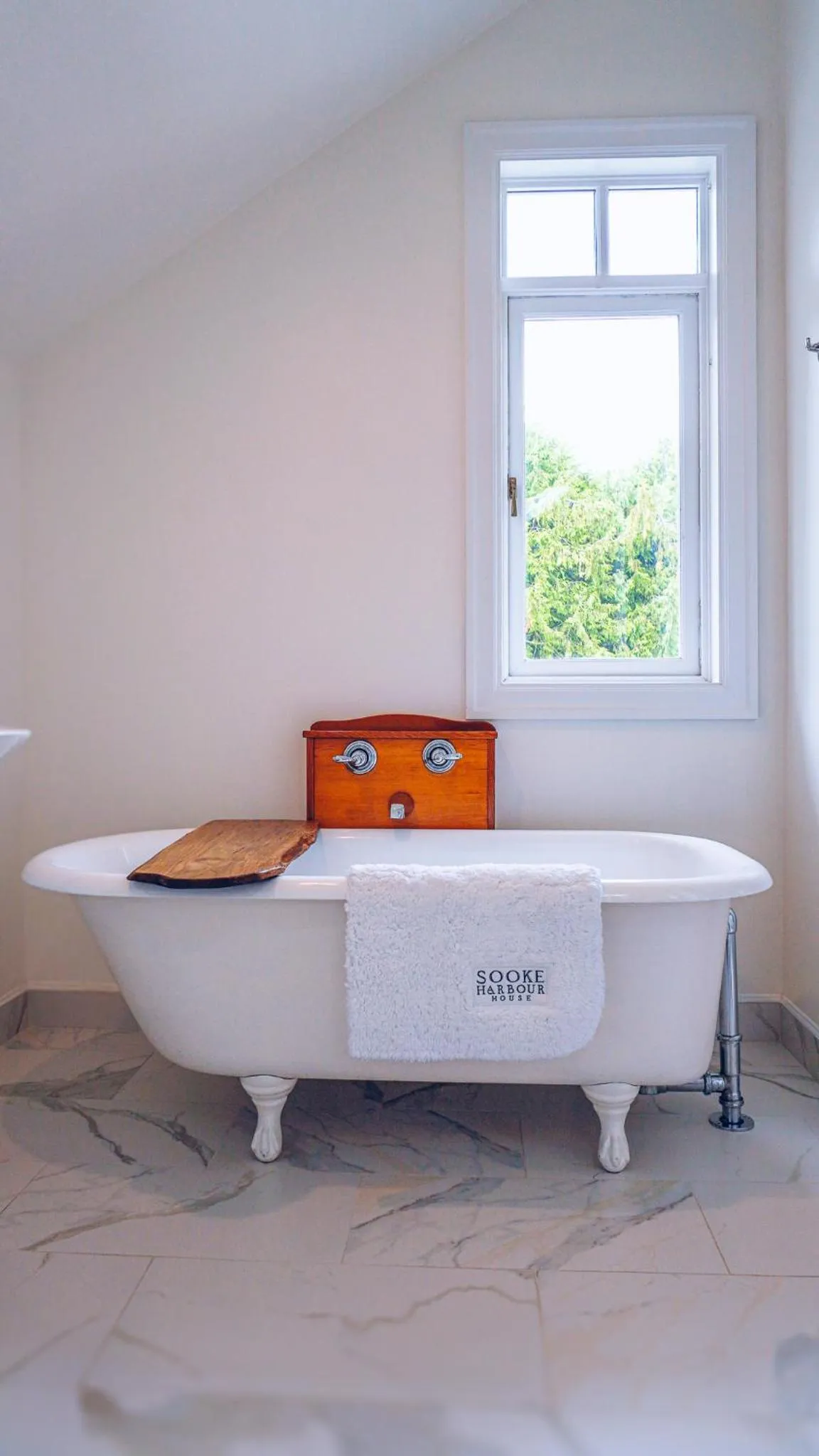 Bed in Sooke Harbour House