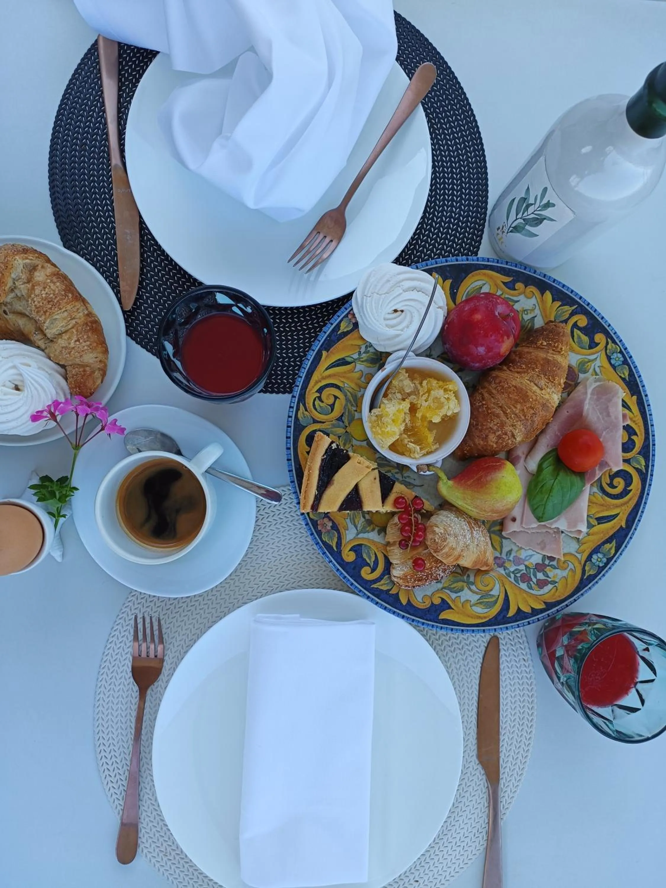 Food and drinks in UNA HOTELS Tenuta Contessa Farm & SPA Cosenza