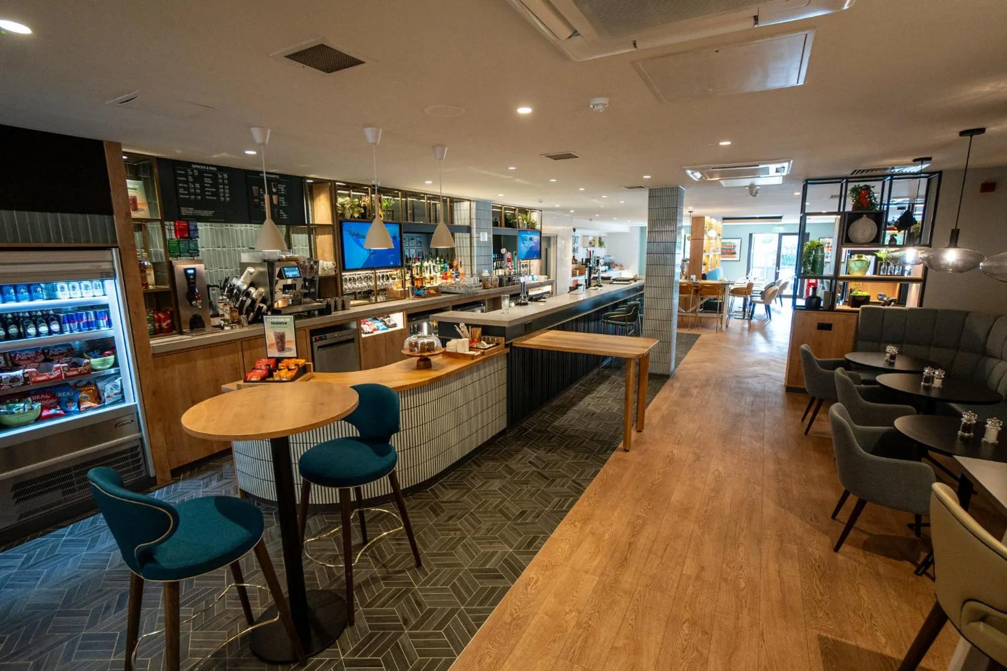 Lounge or bar in Holiday Inn Nottingham by IHG