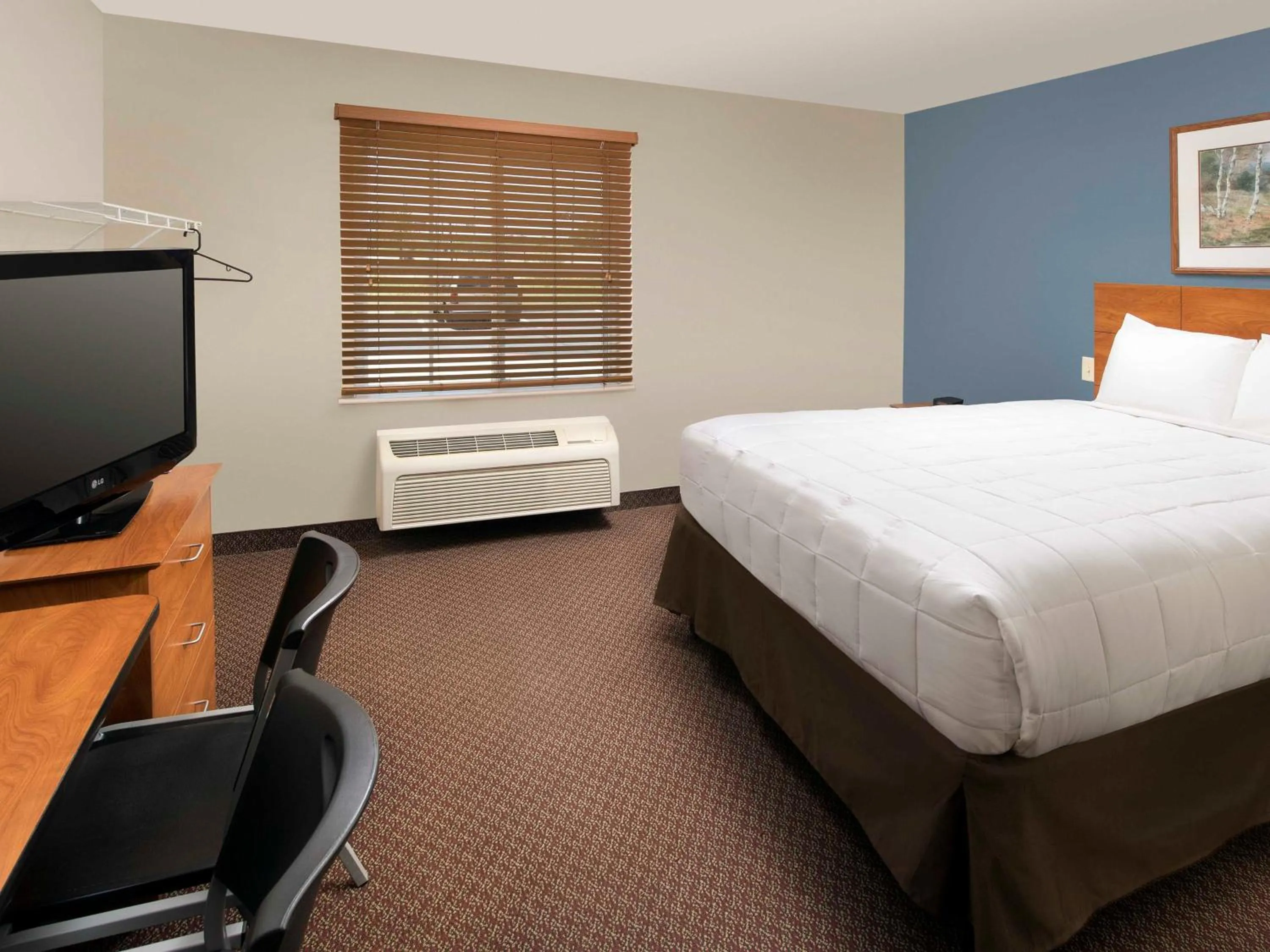 Photo of the whole room, Bed in WoodSpring Suites San Antonio North Live Oak I-35