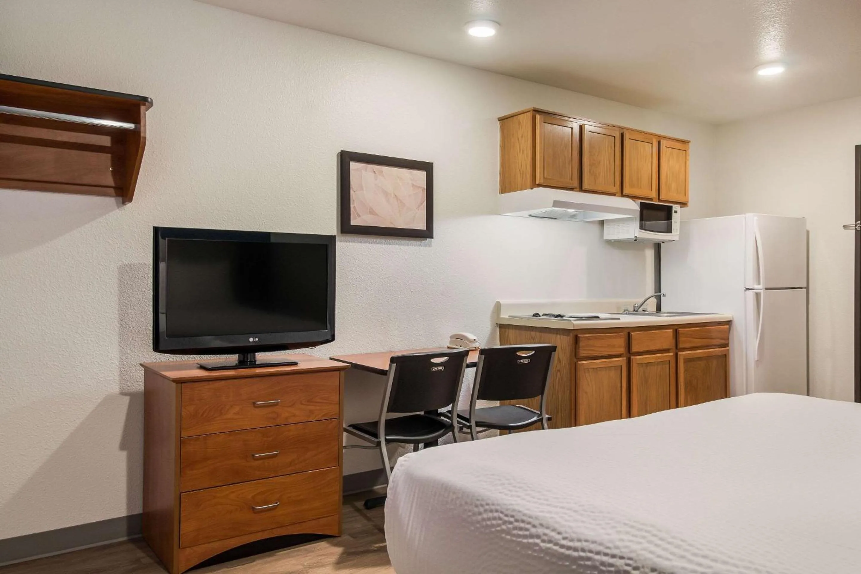 Photo of the whole room, Bed in WoodSpring Suites Houston La Porte
