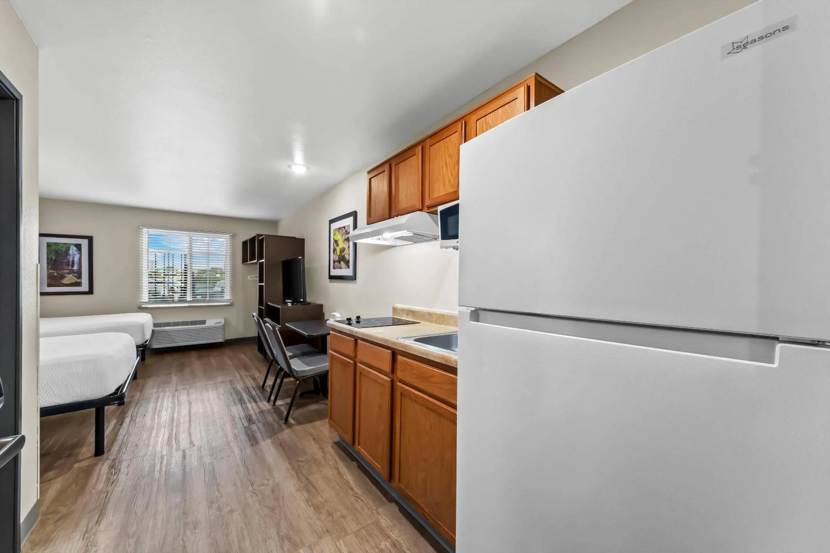 Bedroom, Bed in WoodSpring Suites San Antonio South