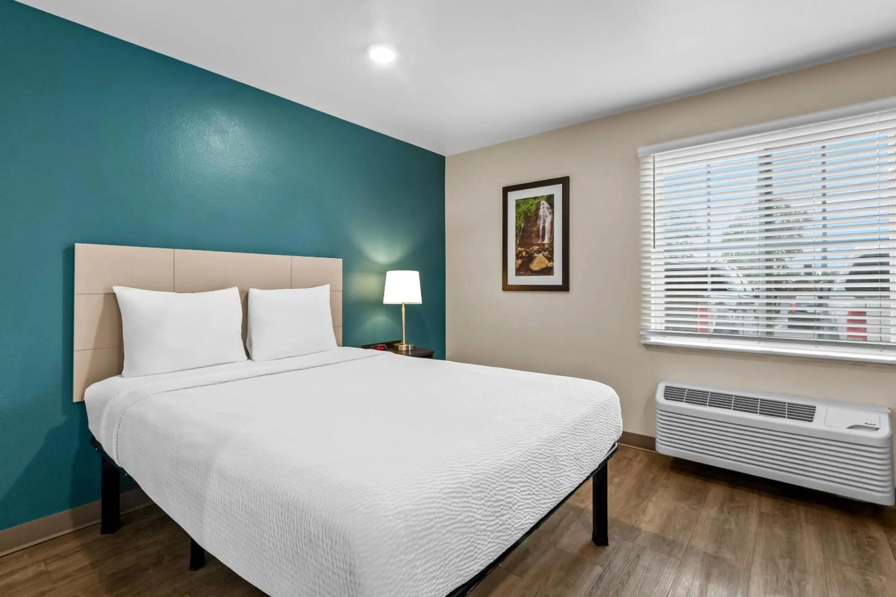Bedroom, Bed in WoodSpring Suites San Antonio South