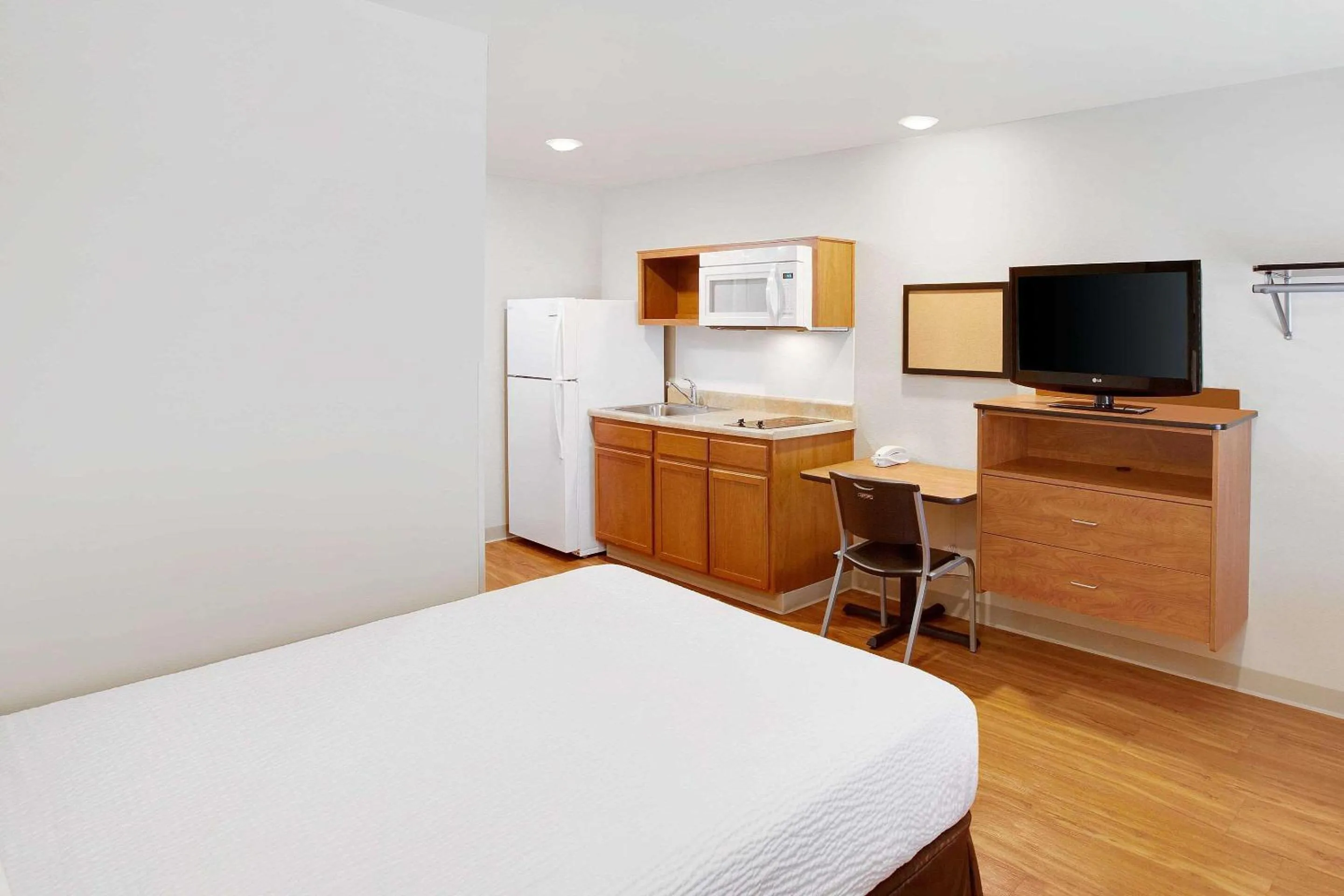 Photo of the whole room in WoodSpring Suites College Station