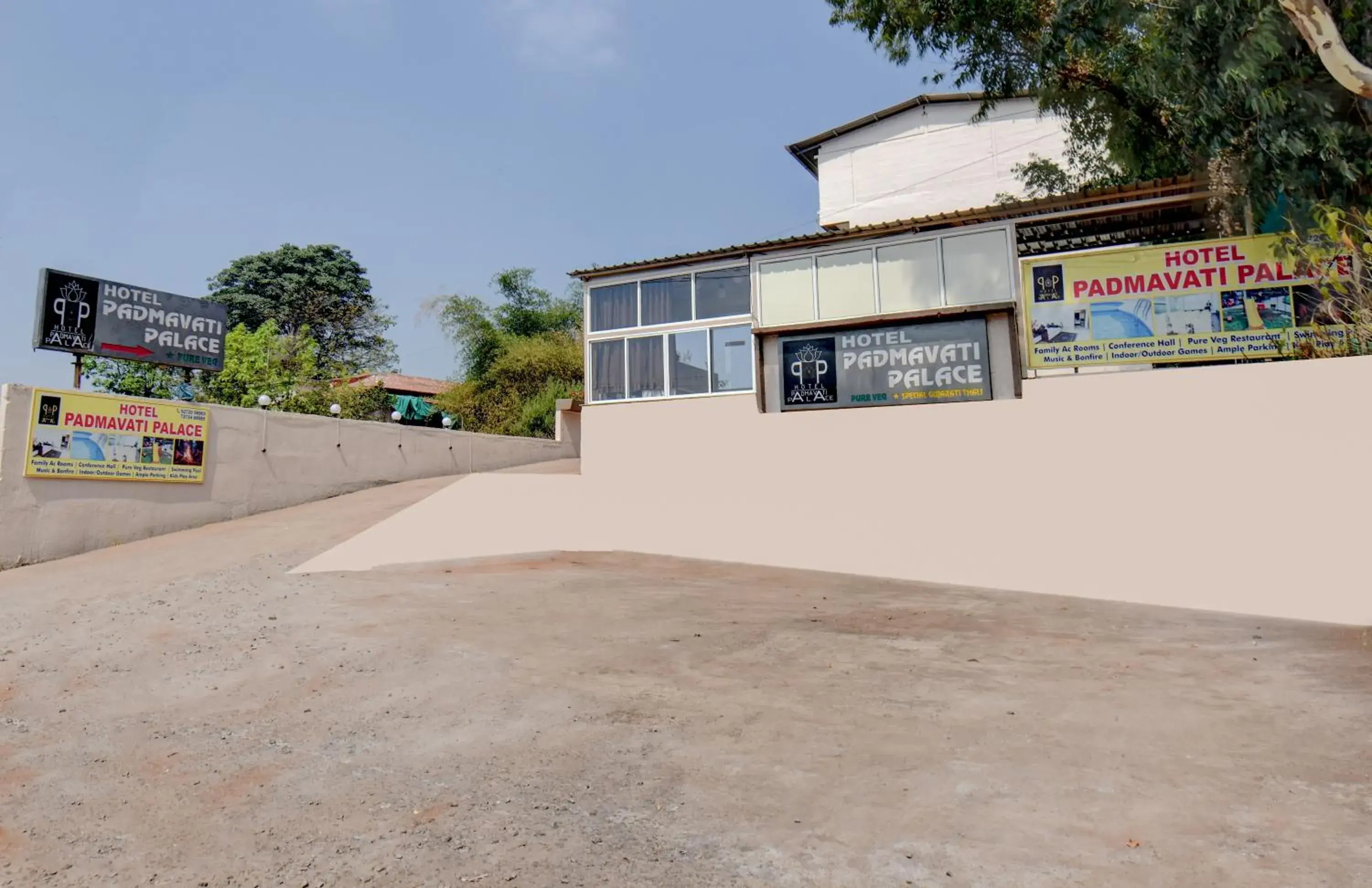 Facade/entrance in Hotel Padmavati Palace, Mahabaleshwar Facade/entrance in Hotel Padmavati Palace, Mahabaleshwar