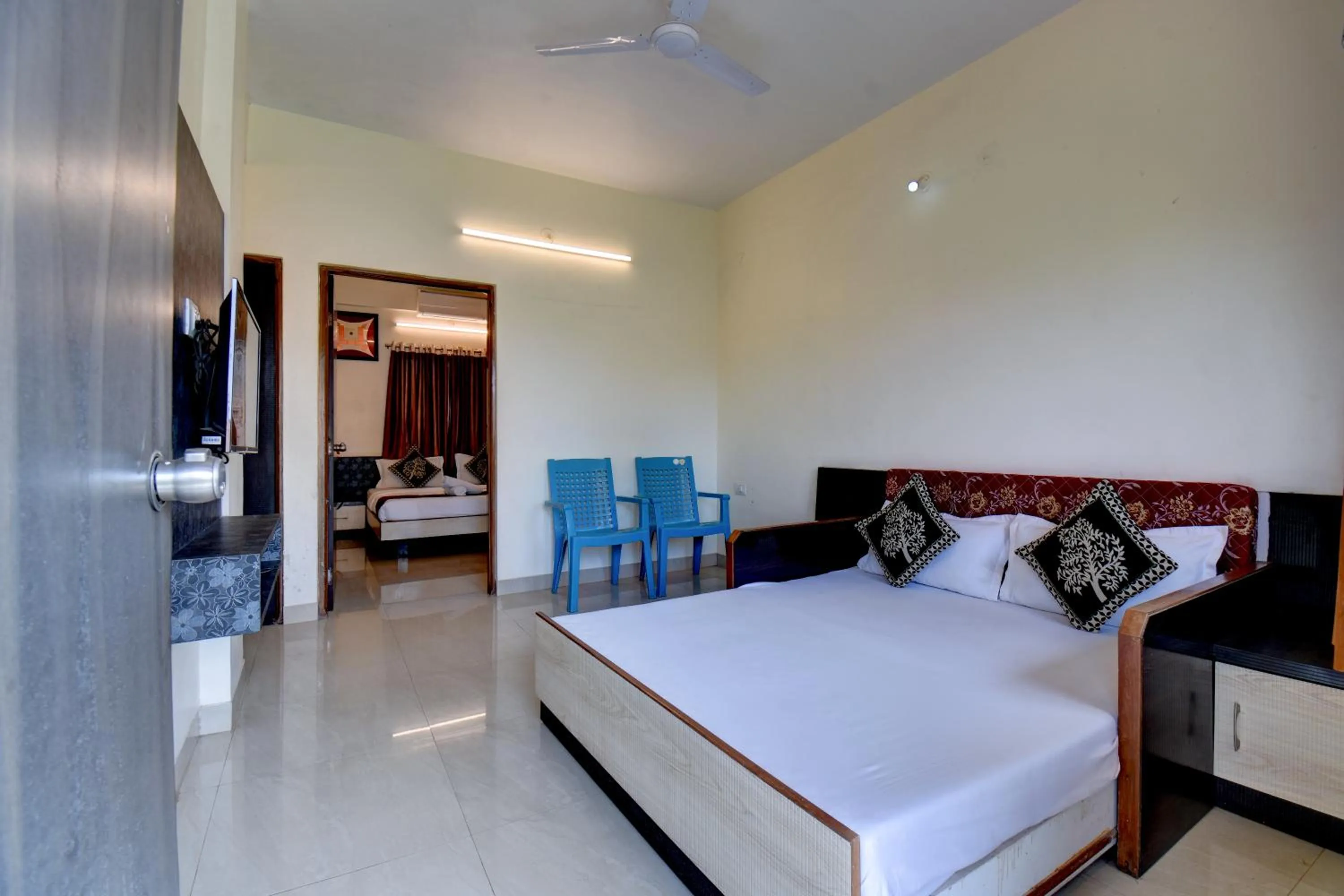 Photo of the whole room, Bed in Hotel Padmavati Palace, Mahabaleshwar