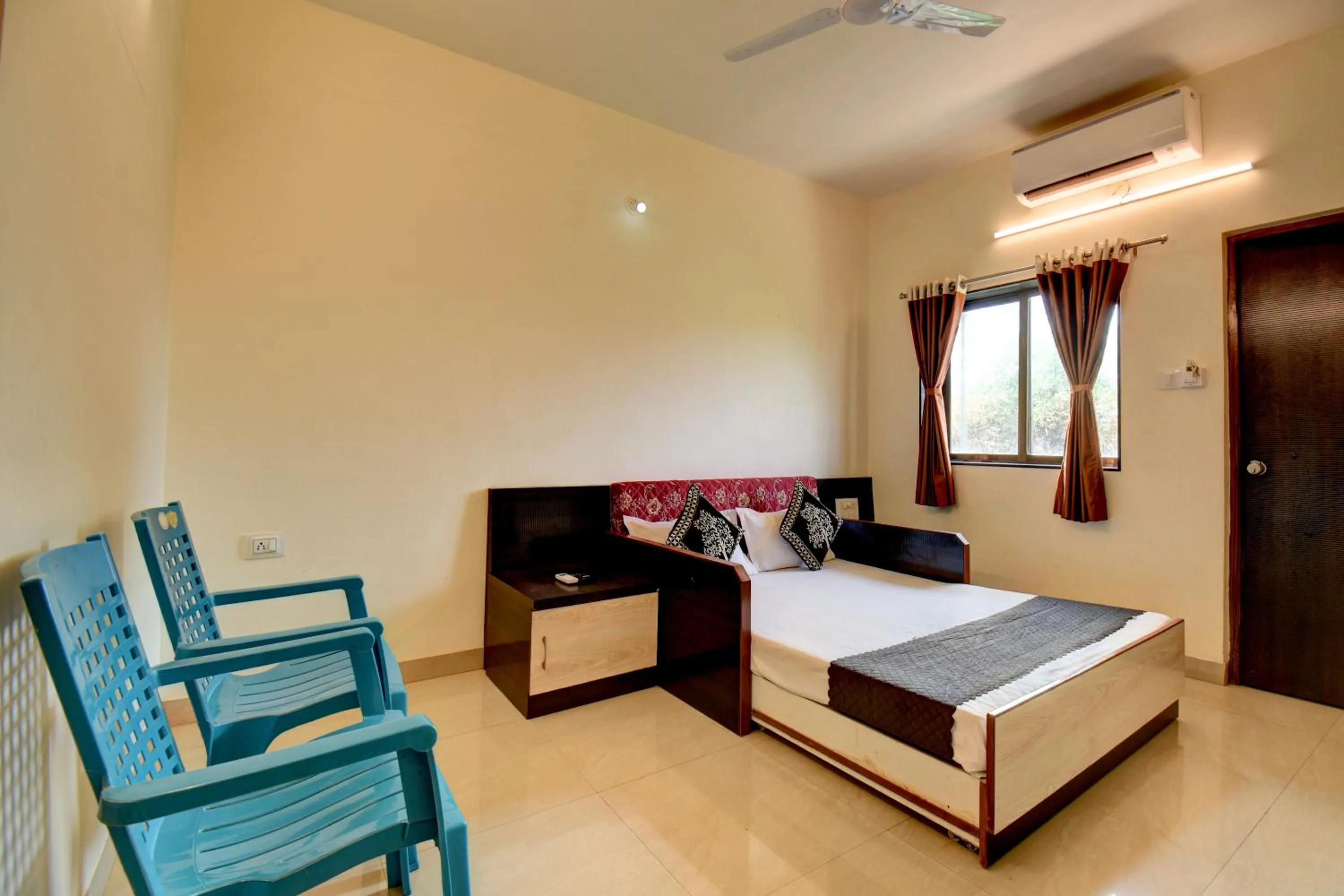 Photo of the whole room, Bed in Hotel Padmavati Palace, Mahabaleshwar