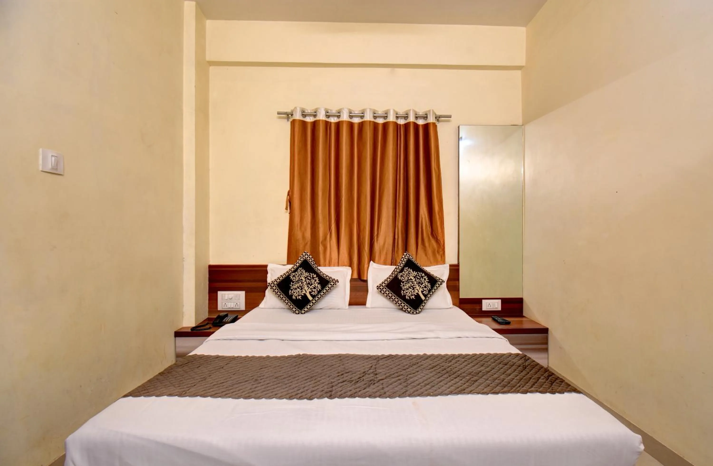 Bed in Hotel Padmavati Palace, Mahabaleshwar