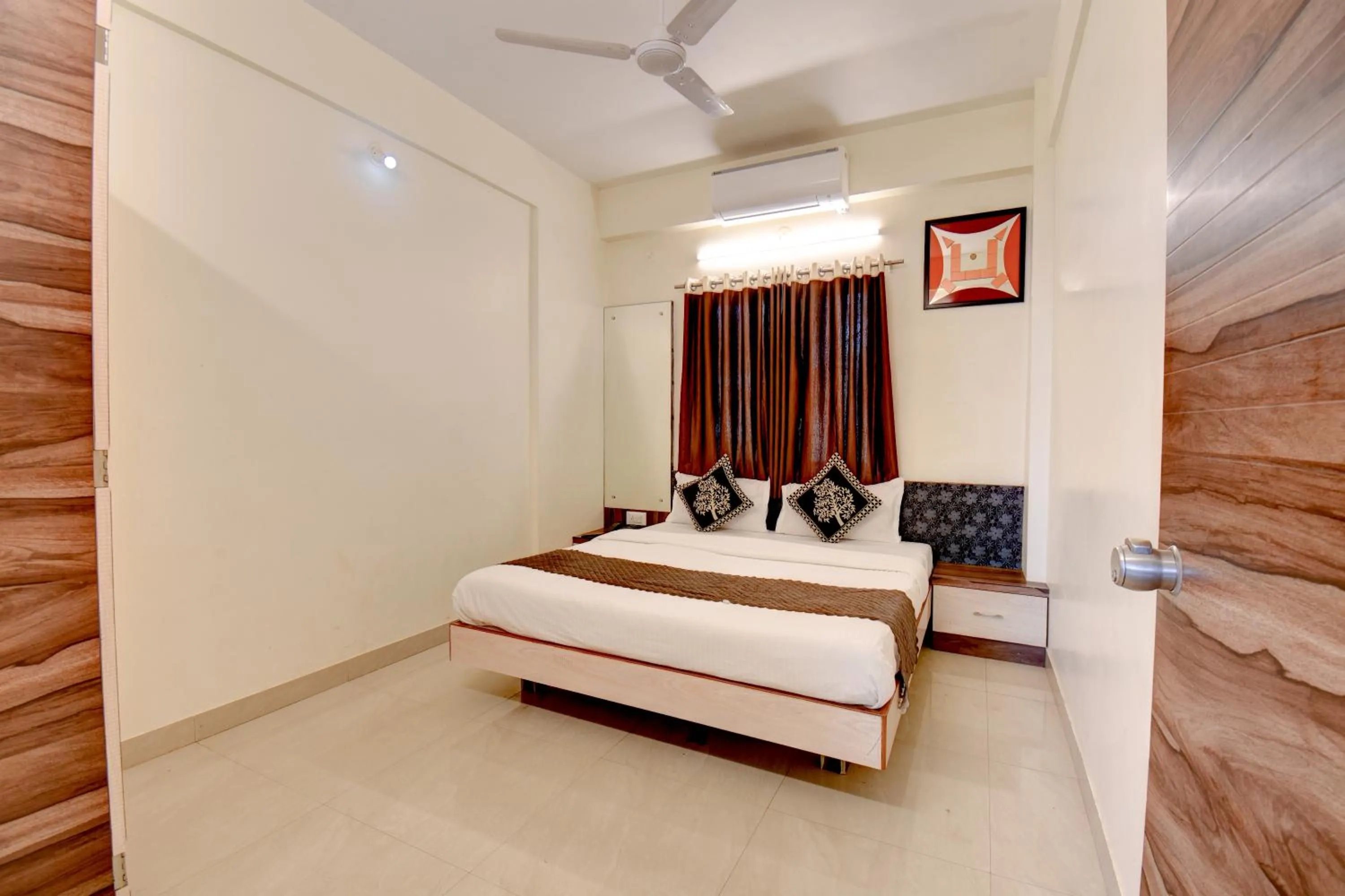 Bed in Hotel Padmavati Palace, Mahabaleshwar