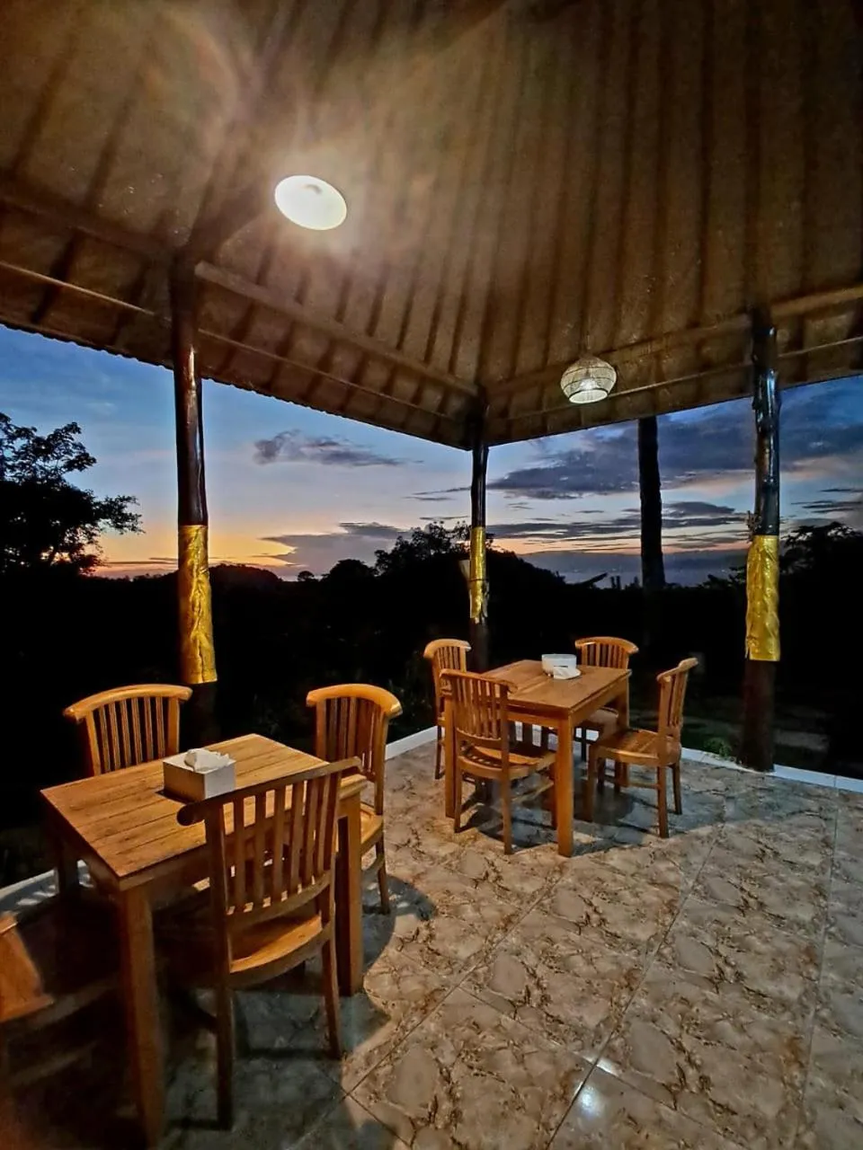 Restaurant/places to eat in Kubuhill Sunset Bungalow