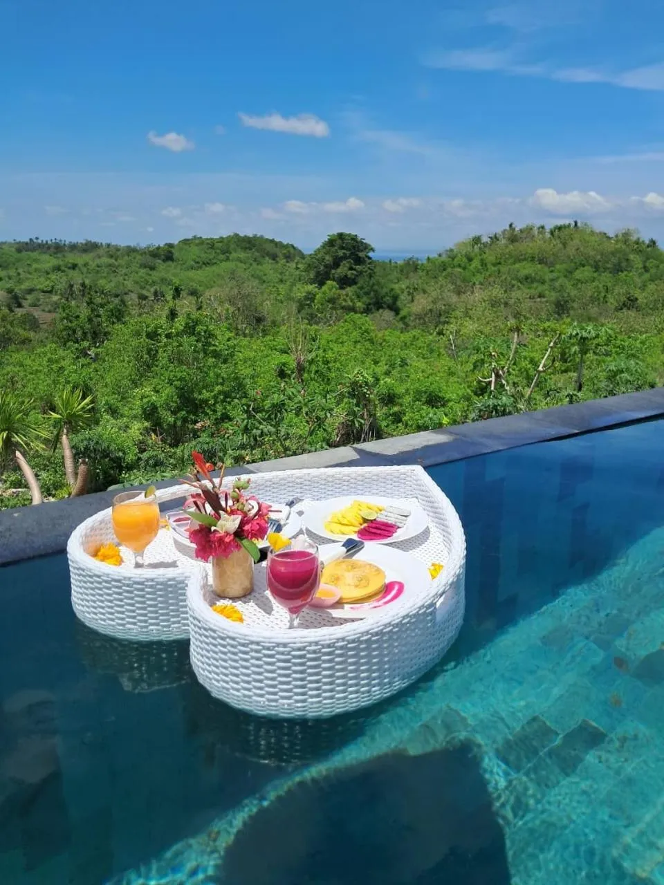 Food and drinks in Kubuhill Sunset Bungalow