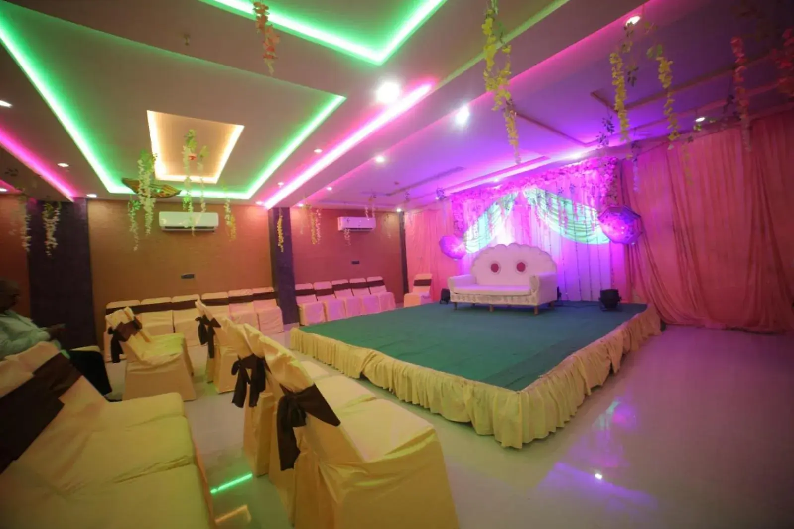 Restaurant/places to eat in Hotel Dev Vilas , Agra Restaurant/places to eat in Hotel Dev Vilas , Agra