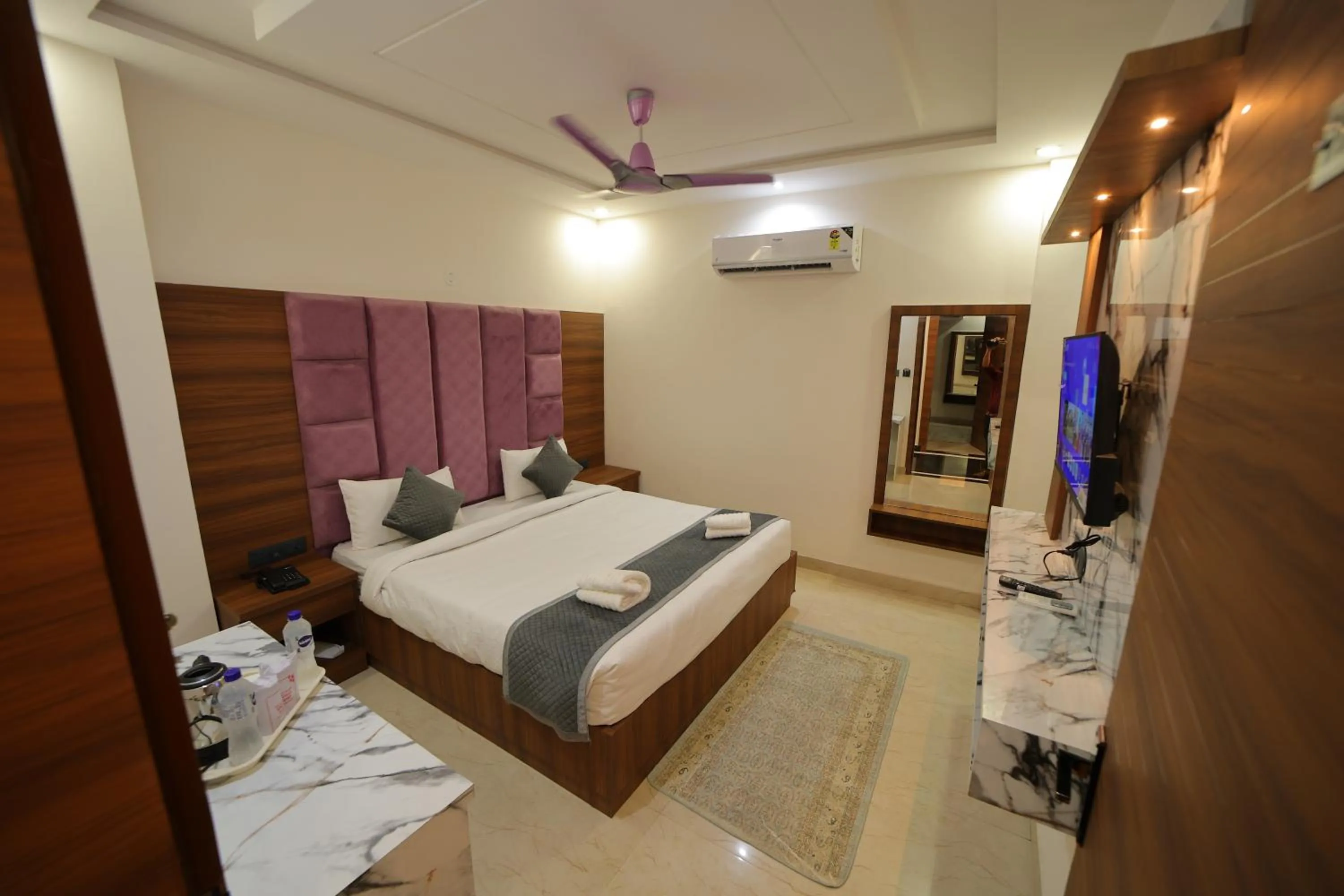 Bedroom, Bed in Hotel Dev Vilas , Agra