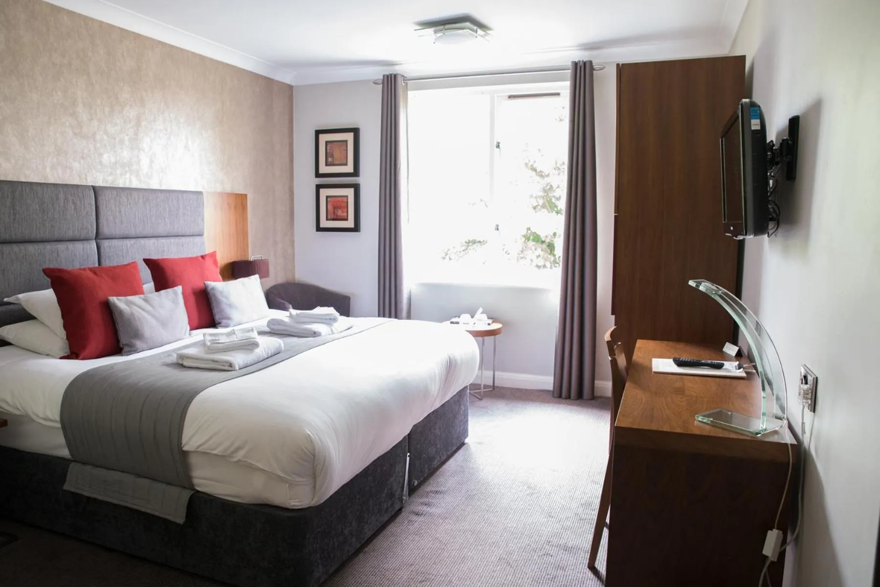 Photo of the whole room, Bed in The Fox & Goose Hotel