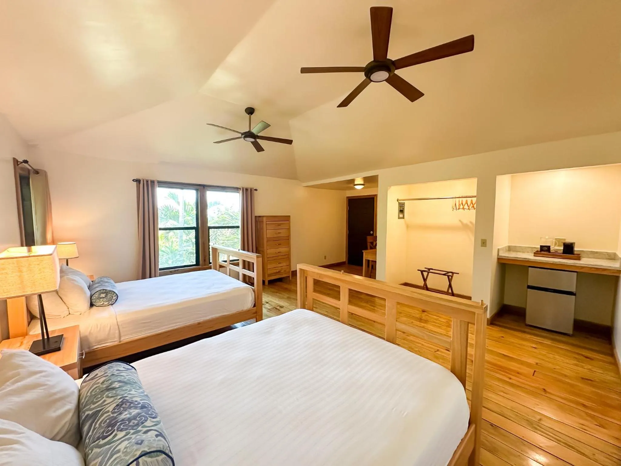 Photo of the whole room, Bed in Anthony's Key Resort