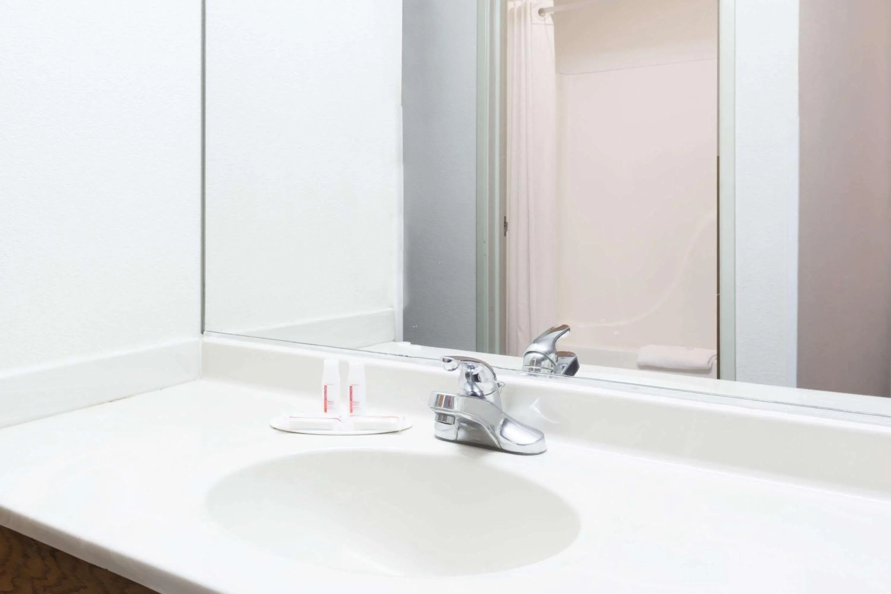 Bedroom in Super 8 by Wyndham Willcox